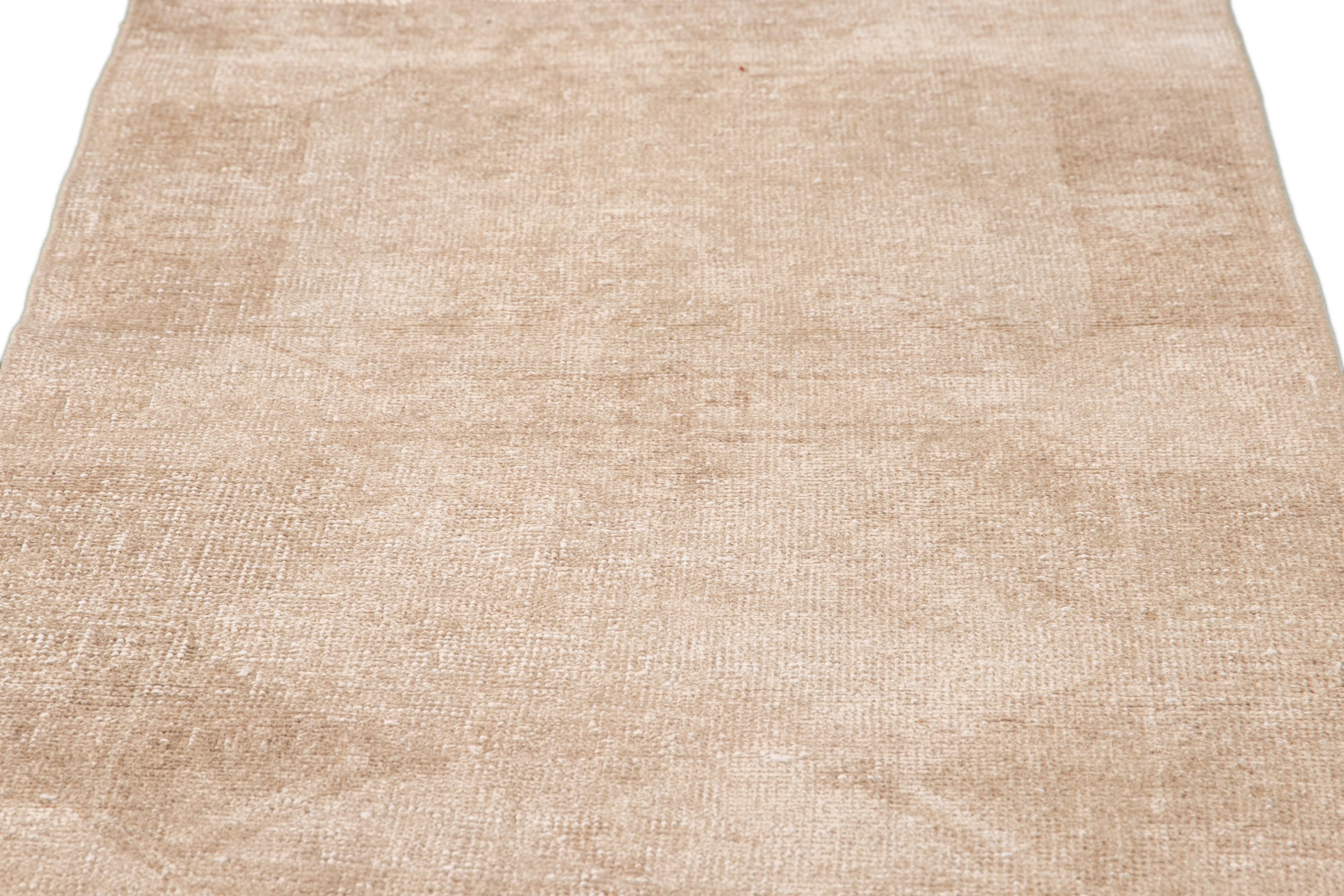 Türkischer handgefertigter Läufer aus Stammeswolle in Beige, Vintage im Angebot 1
