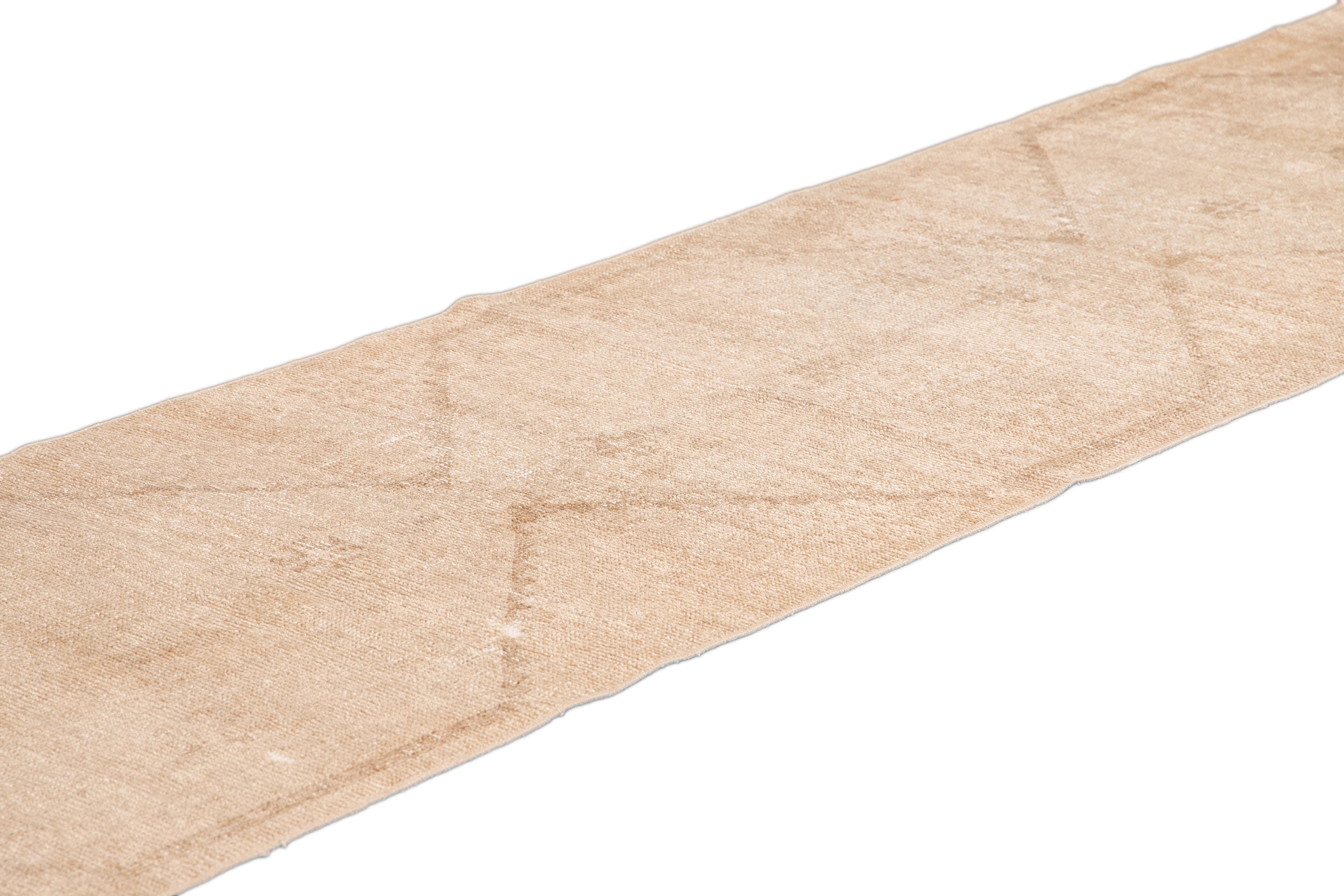 Türkischer handgefertigter Läufer aus Stammeswolle in Beige, Vintage im Angebot 1
