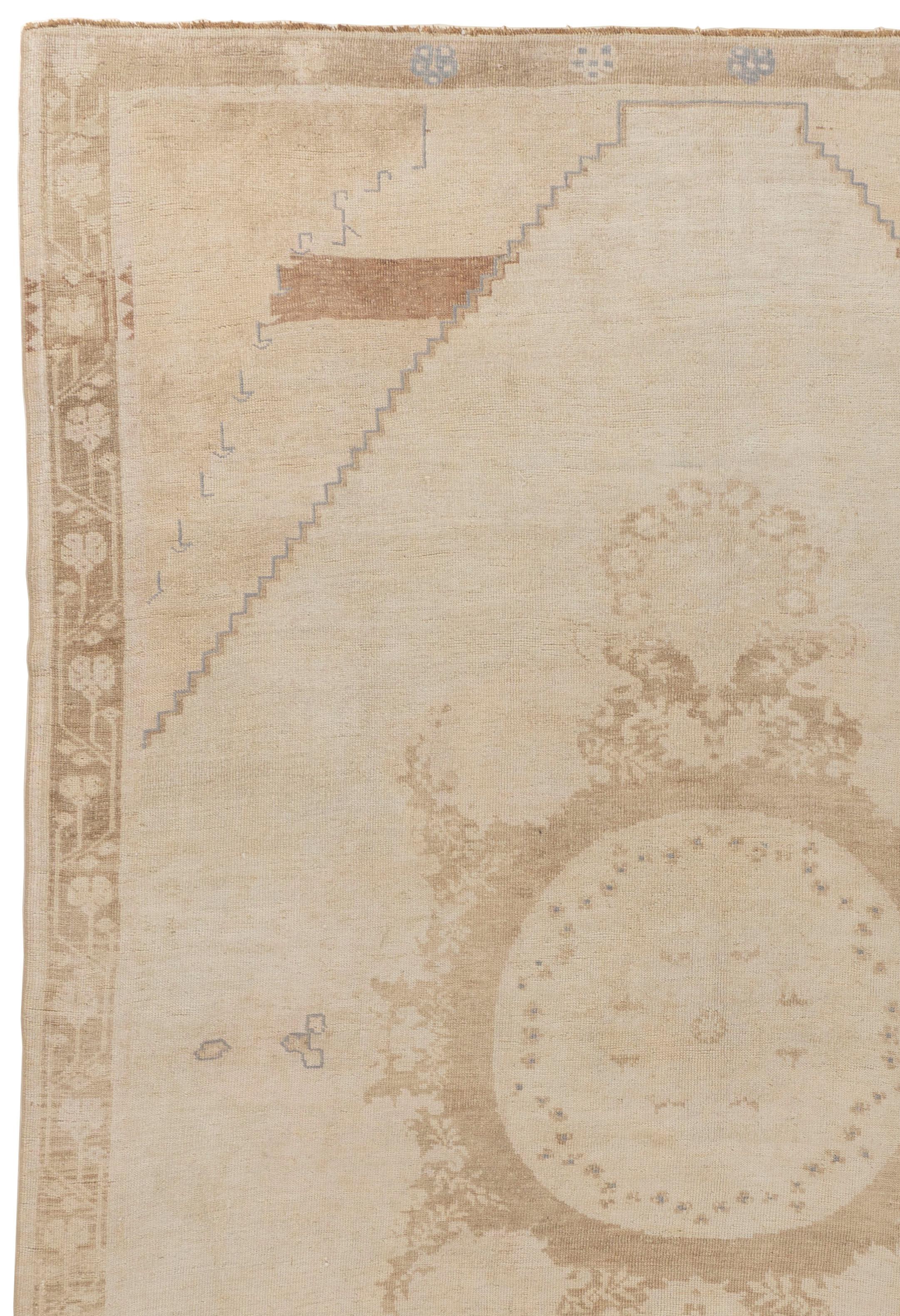 7'3 X 10'2. Provenienti da Kars, nel nord-est della Turchia, questi tappeti vintage annodati a mano di colore chiaro sono simili agli Oushak e sono tra i tappeti orientali più popolari, noti per l'alta qualità della loro lana, i loro bellissimi