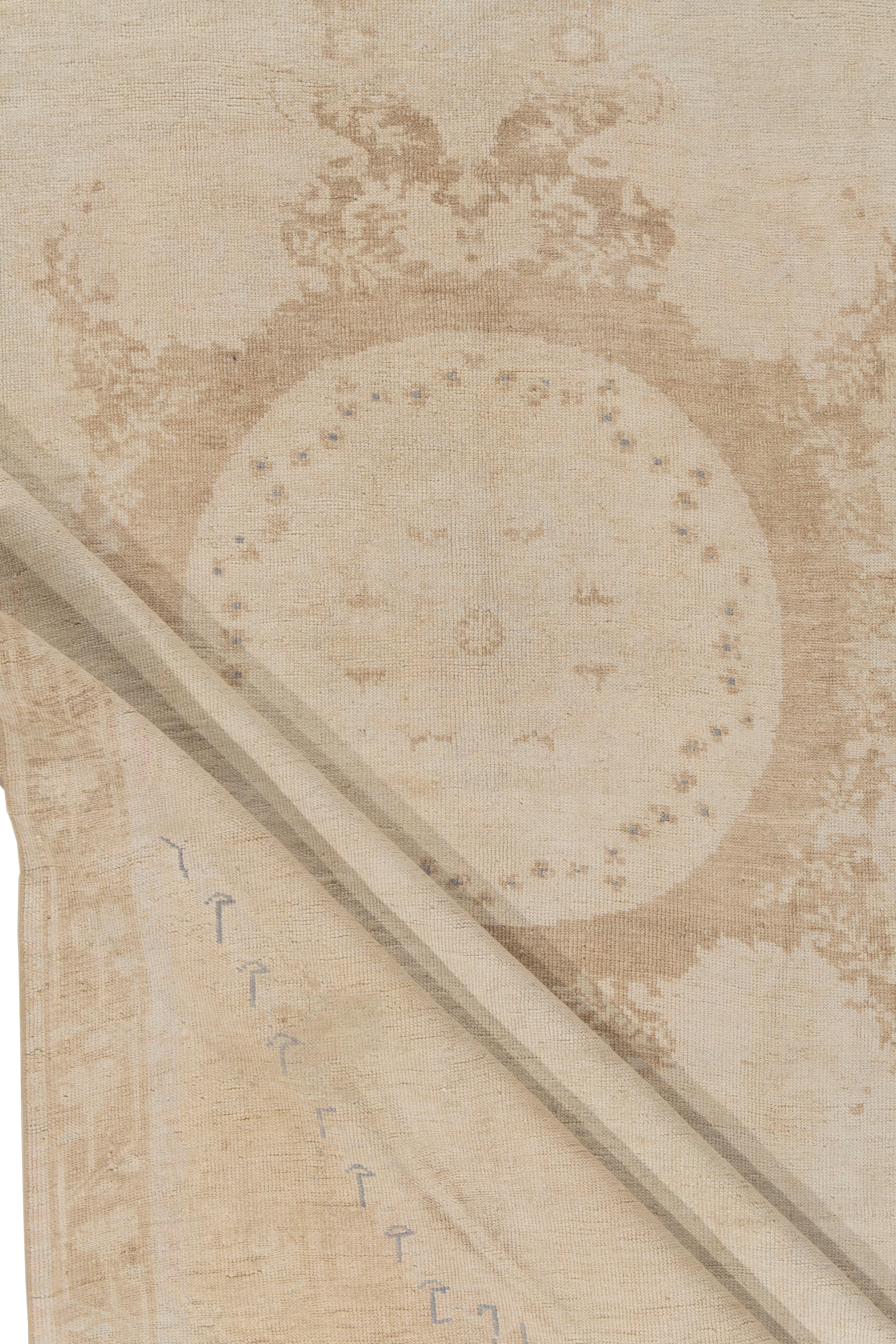 Tappeto Vintage Beige Turkish Kars 7'3 X 10'2 In condizioni buone in vendita a New York, NY