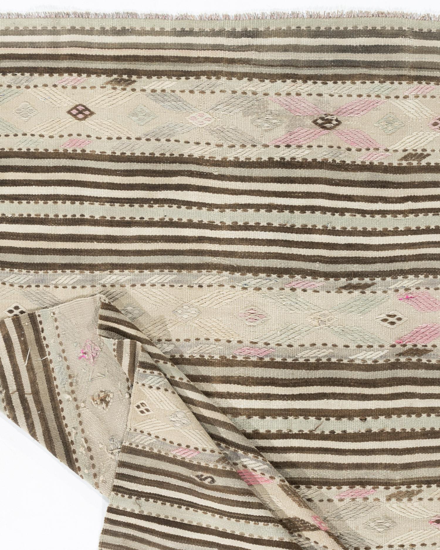 Vintage Beige Türkischer Kilim Teppich, 4'3 x 7'2. Dieser türkische Flachgewebe-Kilim im Vintage-Stil wurde in den 1950er Jahren handgewebt. Die Schlichtheit und Kühnheit dieses Stücks kann auch ein zeitgenössisches Gefühl vermitteln und passt