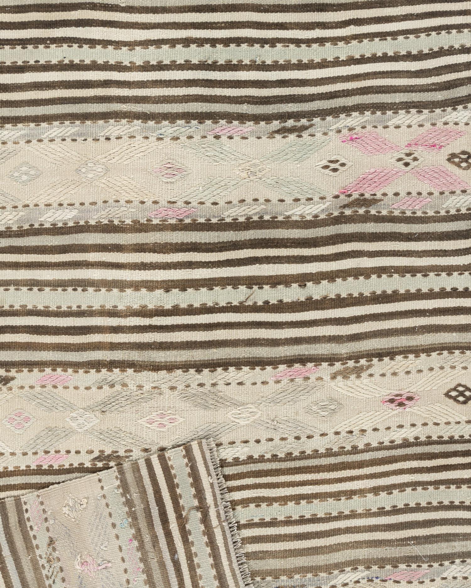 Türkischer Kilim-Teppich in Vintage-Beige  4'3 x 7'2 (Handgewebt) im Angebot