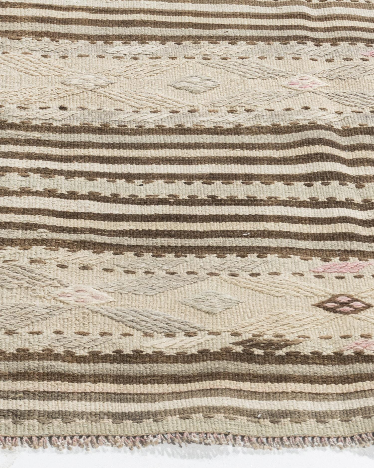 Türkischer Kilim-Teppich in Vintage-Beige  4'3 x 7'2 (20. Jahrhundert) im Angebot