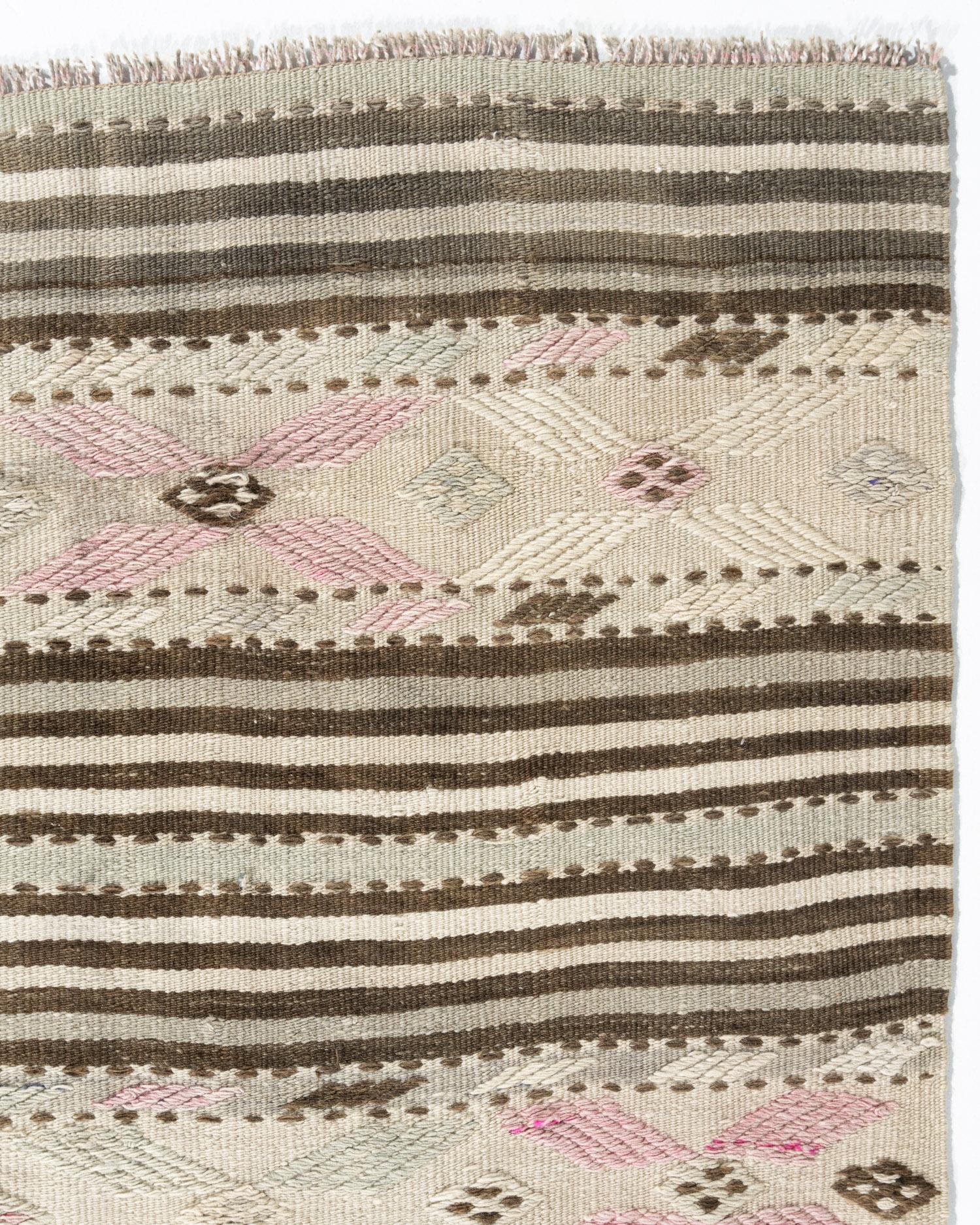 Türkischer Kilim-Teppich in Vintage-Beige  4'3 x 7'2 (Wolle) im Angebot