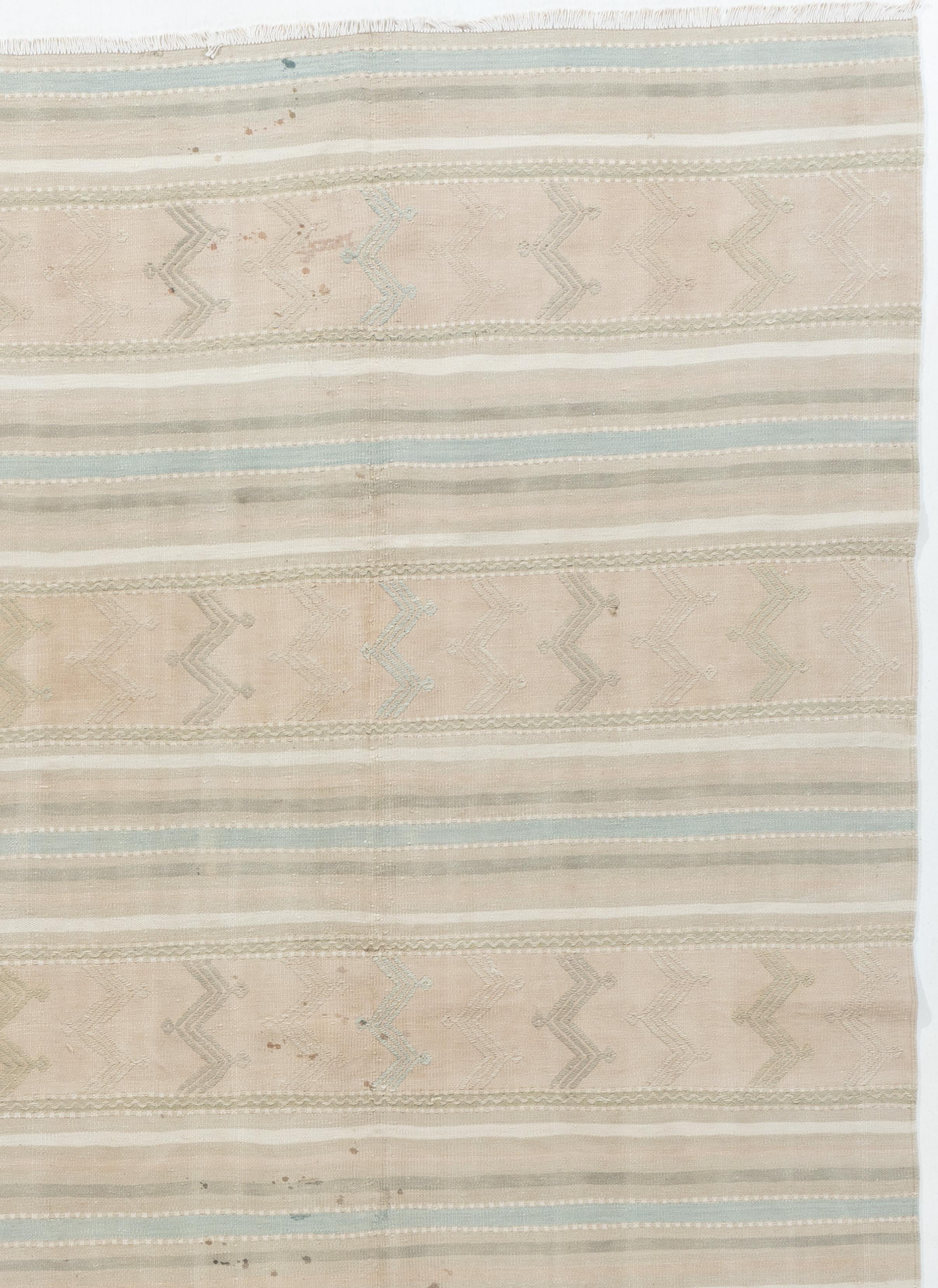 4'9 X 8'9. Questo Kilim vintage turco a trama piatta è tessuto a mano. La semplicità e l'audacia di questo pezzo possono anche dare un'impronta contemporanea ed è in grado di inserirsi sia in un ambiente moderno che tradizionale. Il disegno