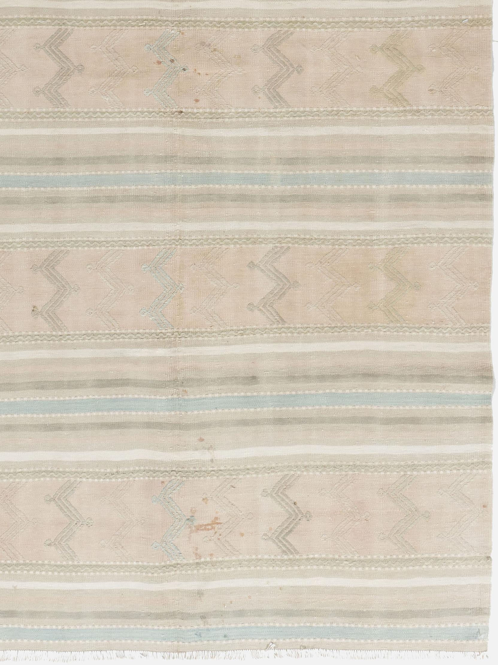 Laine Vintage Beige Turkish Kilim Rug 4'9 X 8'9 en vente