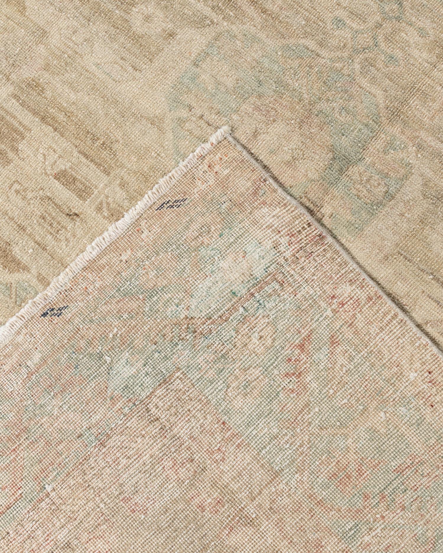 5'8 X 9'9. Provenienti da Kula, in Turchia, questi tappeti vintage annodati a mano di colore chiaro sono simili agli Oushak e sono tra i tappeti orientali più popolari, noti per l'alta qualità della loro lana, i loro bellissimi motivi e i colori