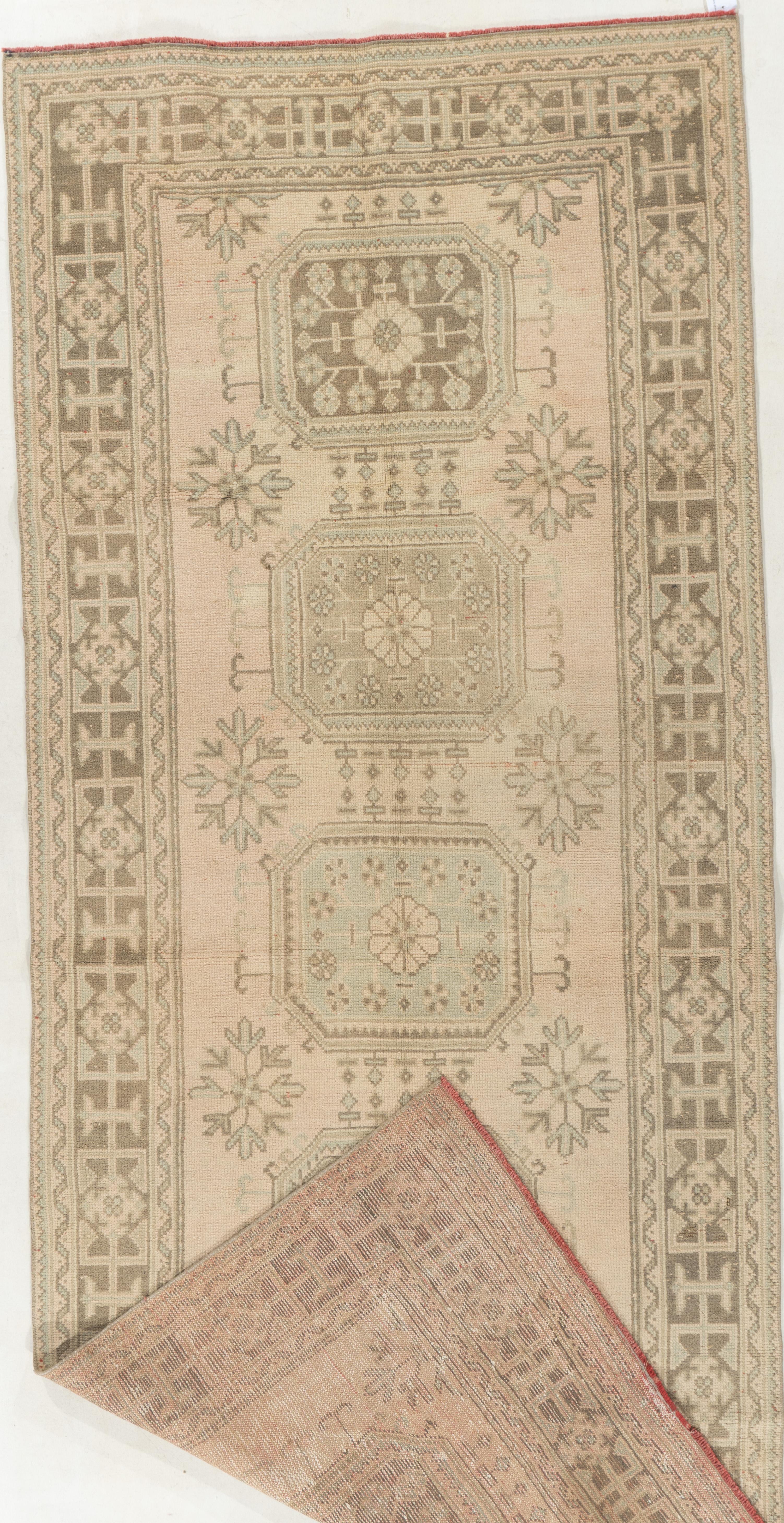 4'7 X 11'2. Gli Oushak chiari sono tra i tappeti orientali più popolari, noti per l'alta qualità della loro lana, per i bellissimi motivi e per i colori caldi. Questi oggetti di design sono perfetti per ogni tipo di arredamento. Colori: