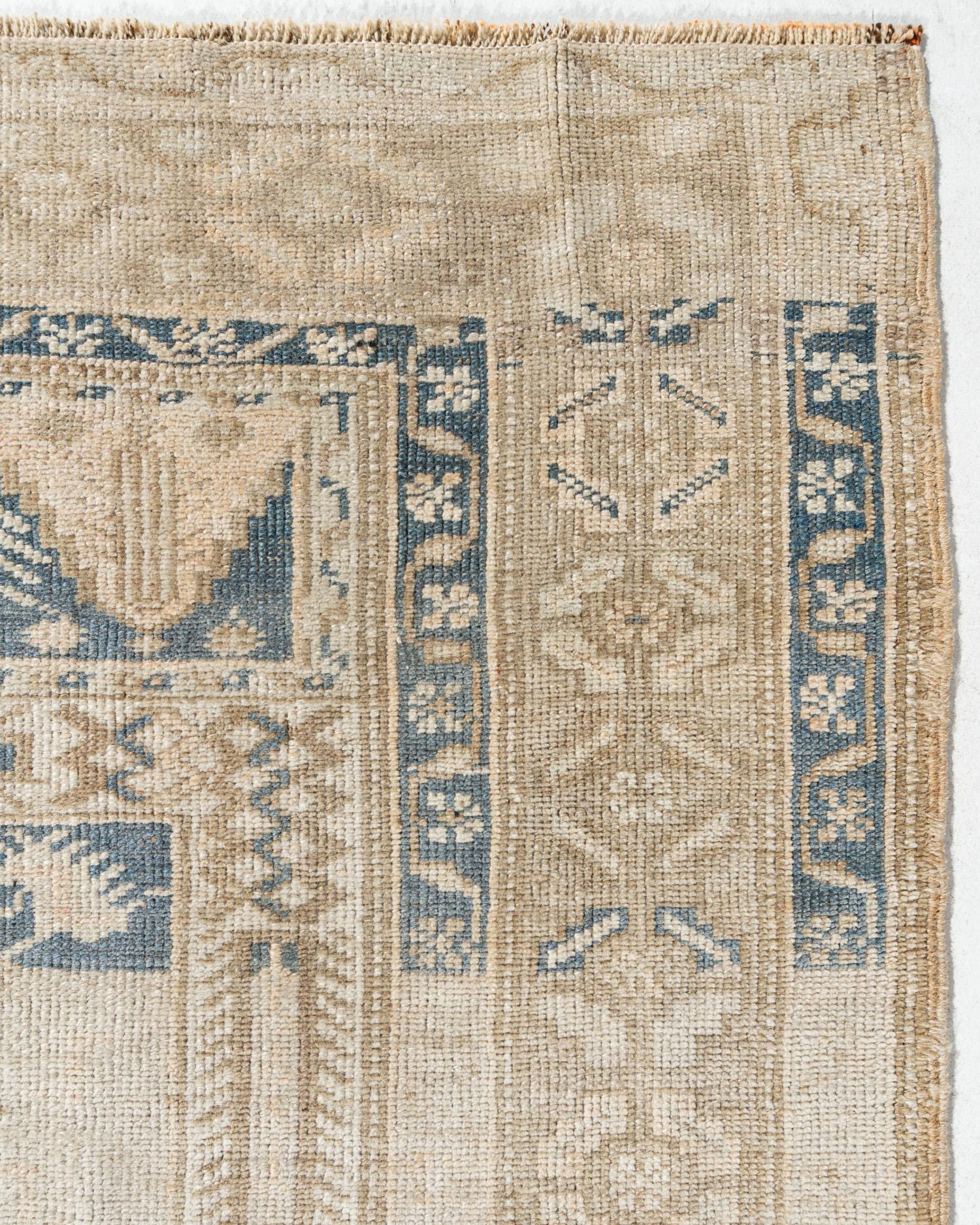 Vintage Beige Türkisch Oushak Bereich Teppich, 5'3 x 9'9. Dieser schöne Teppich, der in den 1940er Jahren in der Türkei handgeknüpft wurde, hat einen natürlichen Abrasch (Farbwechsel), der bei alten Stücken üblich ist und dem Teppich eine