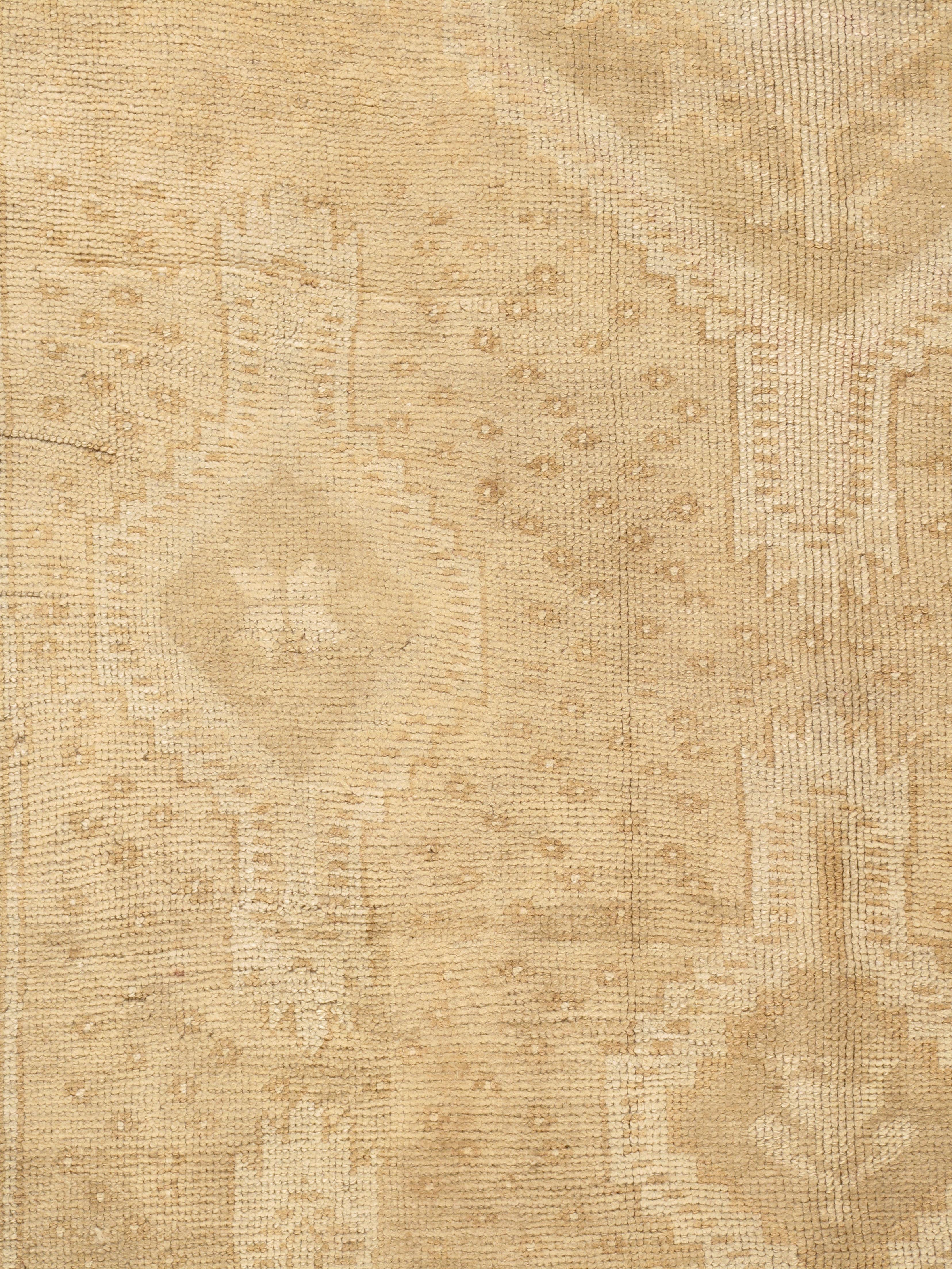 4'9 x 11'8. Vintage um 1950 Charakter, Tradition, Muster und Palette konvergieren in diesem wunderschönen handgeknüpften türkischen Oushak-Teppich mit weichen Farben. Der Teppich wurde einer sanften Wäsche unterzogen, um die Farben zu mildern.