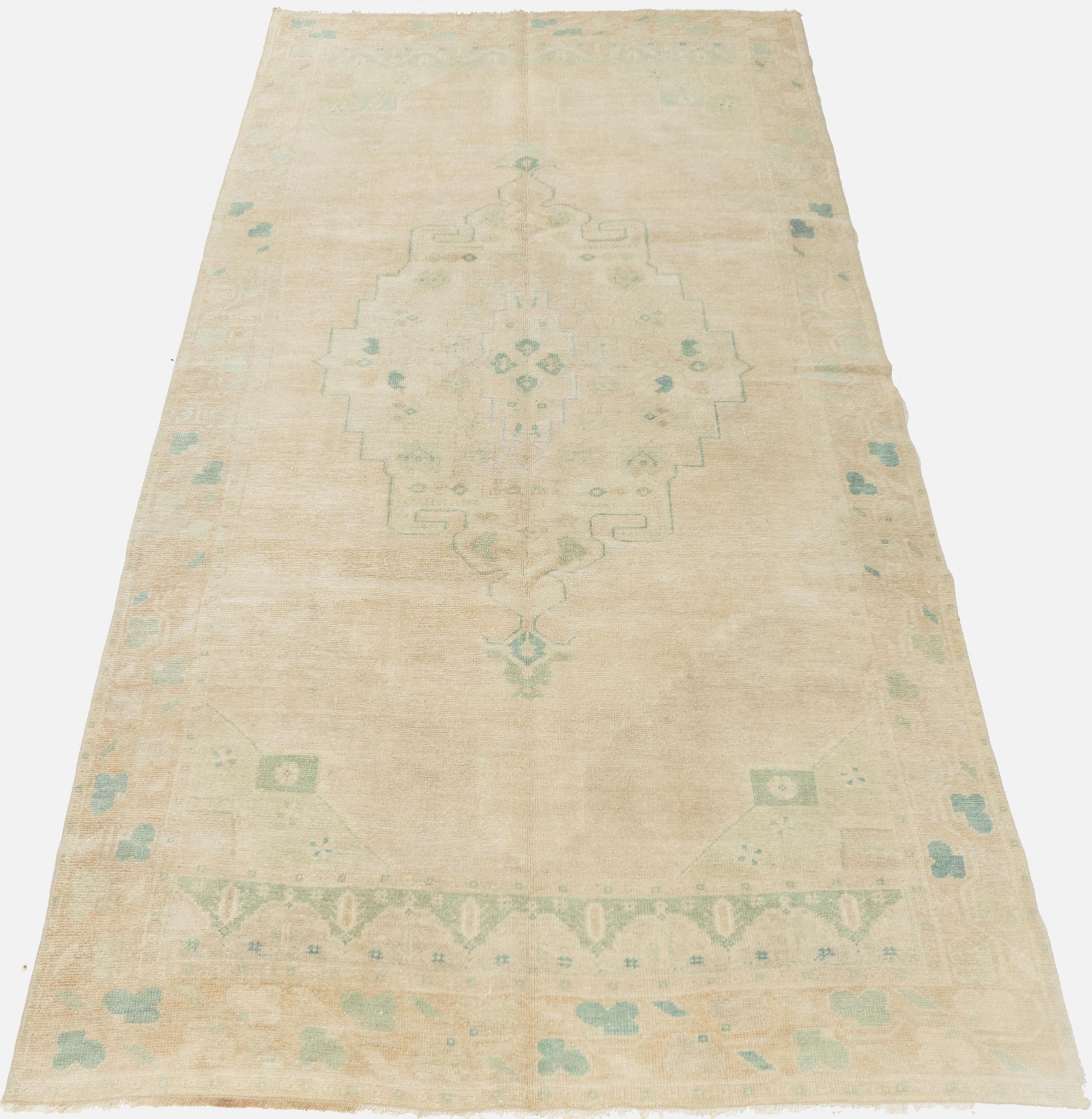 4'8 X 9'5. Estas atractivas alfombras son adecuadas para una gran variedad de lugares, pero el efecto significativo de las Oushaks es que unen el espacio, haciéndolo acogedor y cálido. La técnica artística de tejer los nudos de Oushak te permite