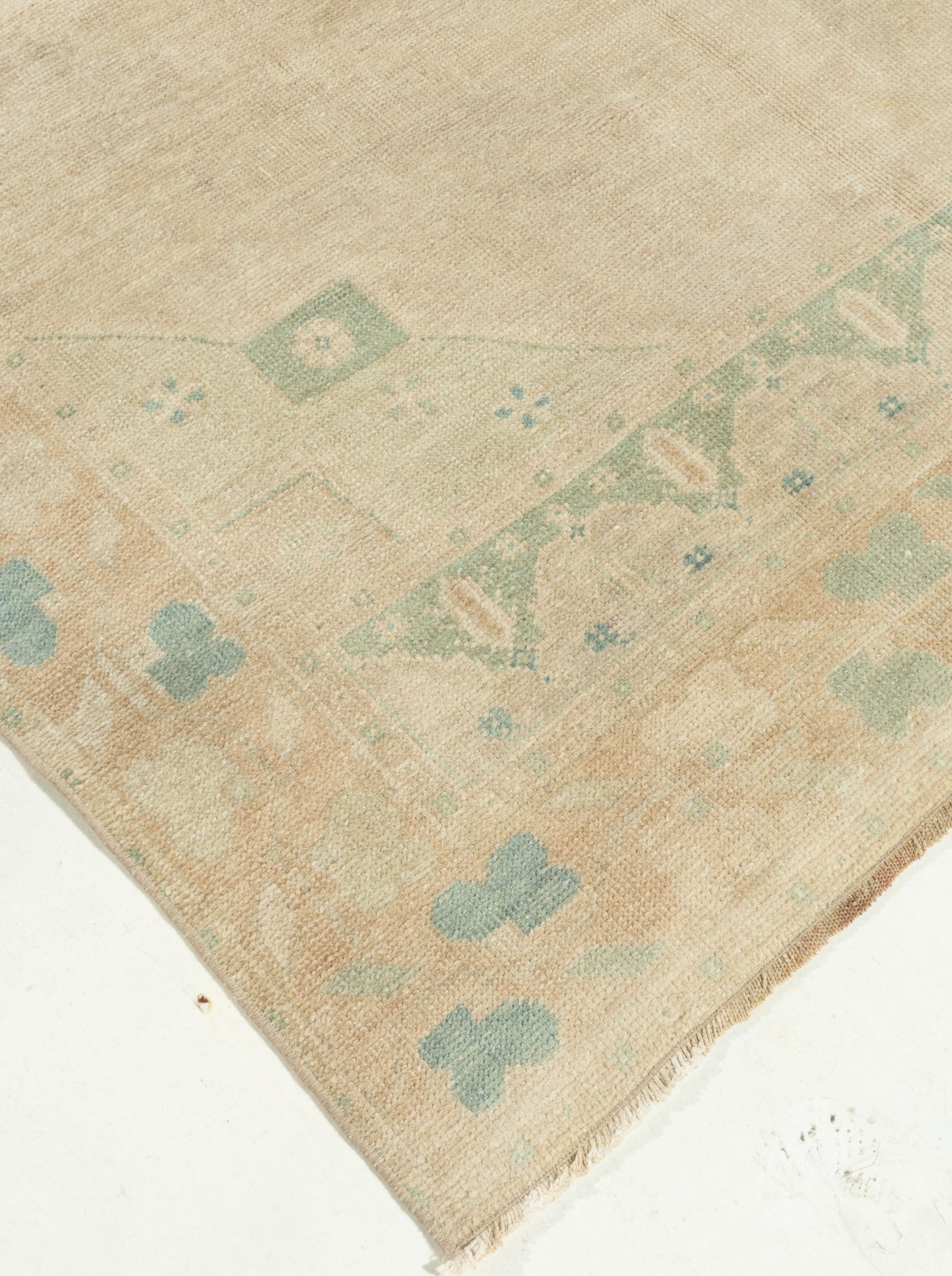 Alfombra Turca Oushak Vintage Beige 4'8 X 9'5 en Bueno estado para la venta en New York, NY