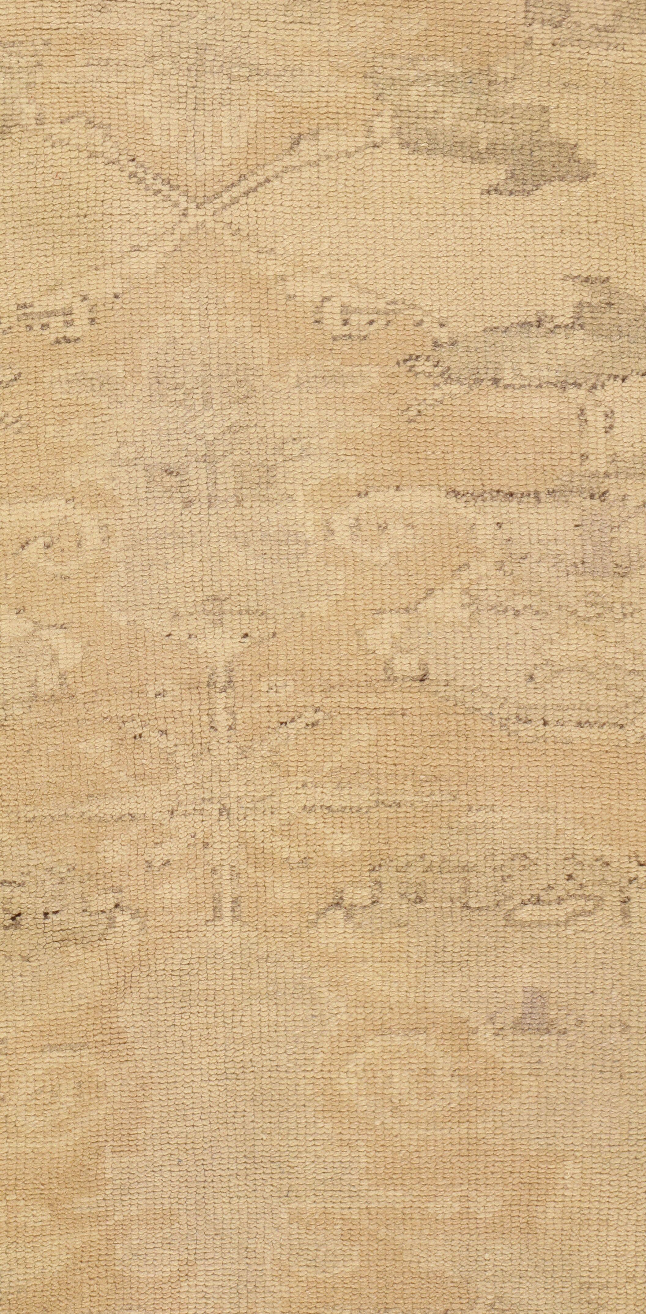 5'8 x 11'. Ein handgeknüpfter türkischer Teppich mit subtilem Muster und Abrasch, einer natürlichen Farbveränderung, die durch die Verwendung verschiedener Farbstoffe entsteht und dem Teppich seine Einzigartigkeit verleiht. Farben: beige/zartes