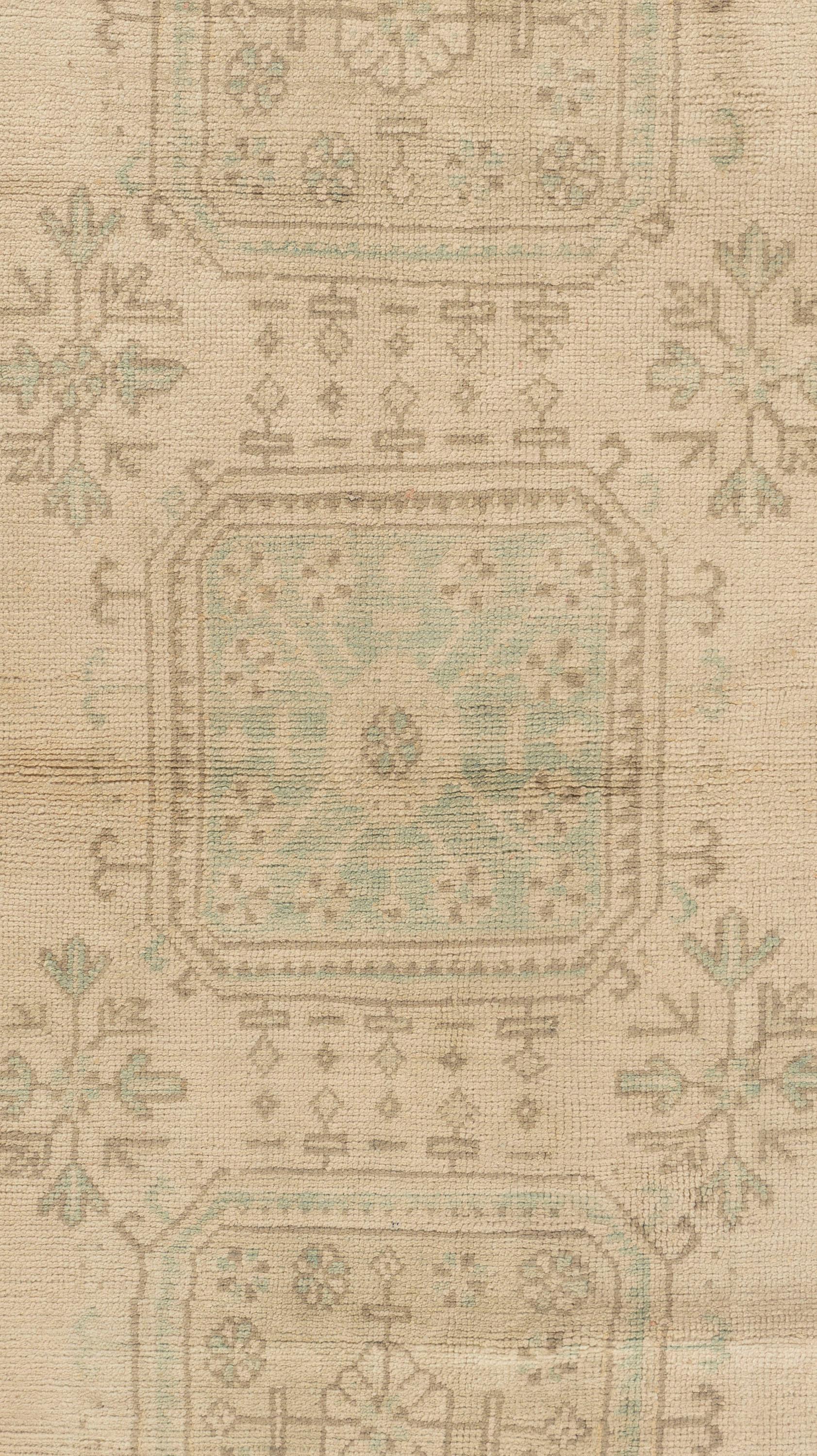 3'3 X 11'4. Diese attraktiven Teppiche sind für eine Vielzahl von Orten geeignet, aber der wesentliche Effekt der Oushaks ist, dass sie den Raum zusammenbringen und ihn gemütlich und warm machen. Die künstlerische Technik des Knüpfens von Oushaks
