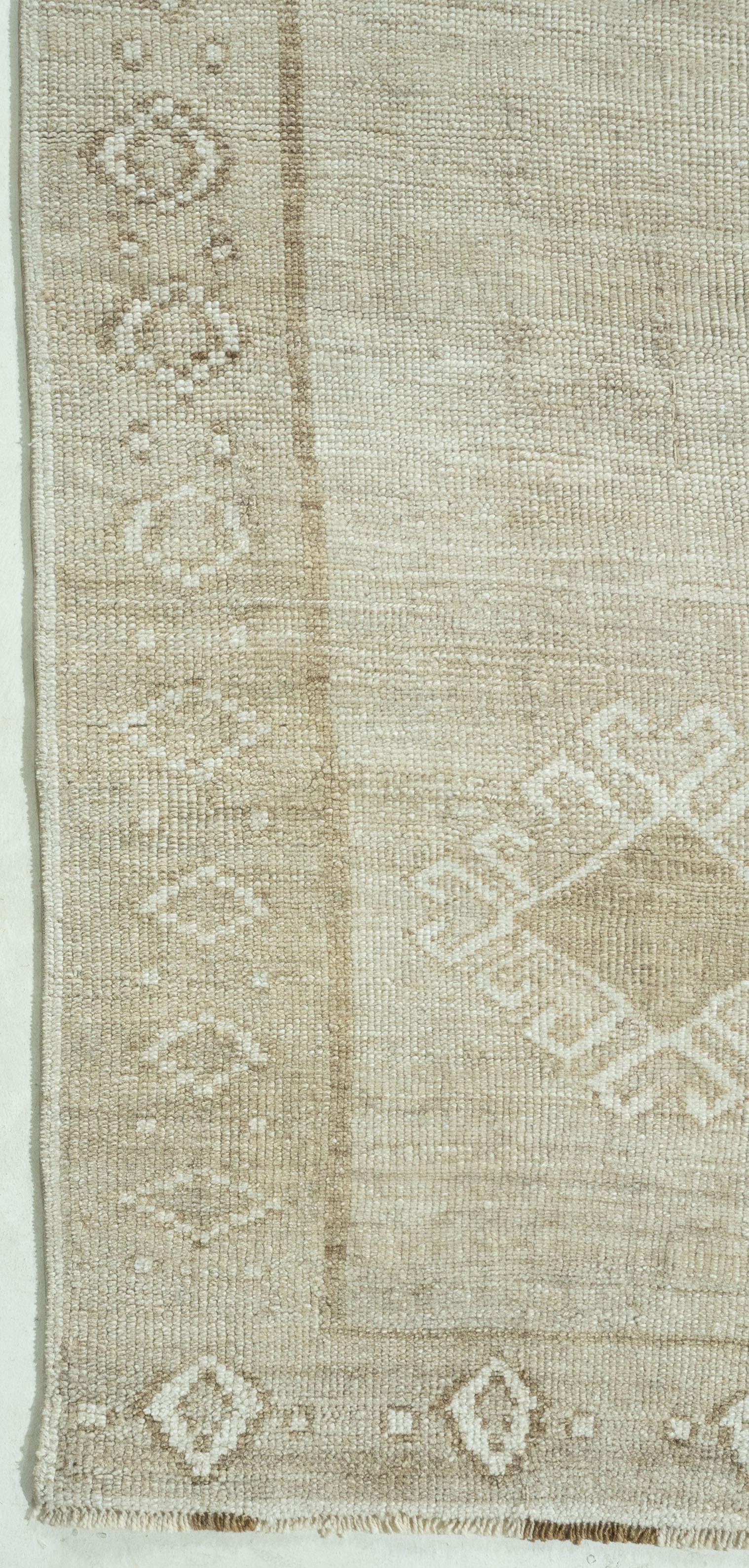 Vintage Rugs beige in lana turca annodata a mano Oushak In condizioni buone in vendita a New York, NY