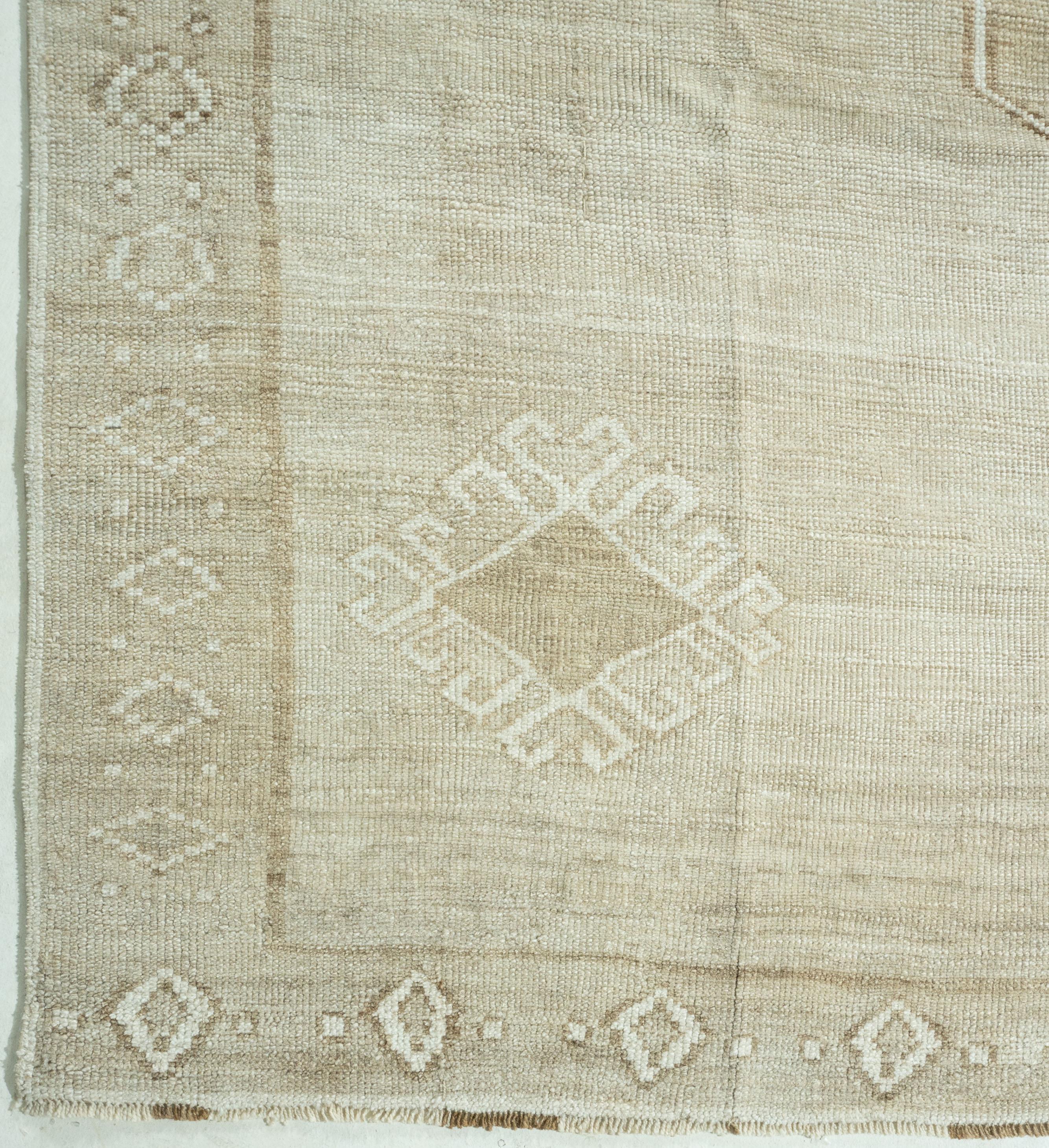 XX secolo Vintage Rugs beige in lana turca annodata a mano Oushak in vendita
