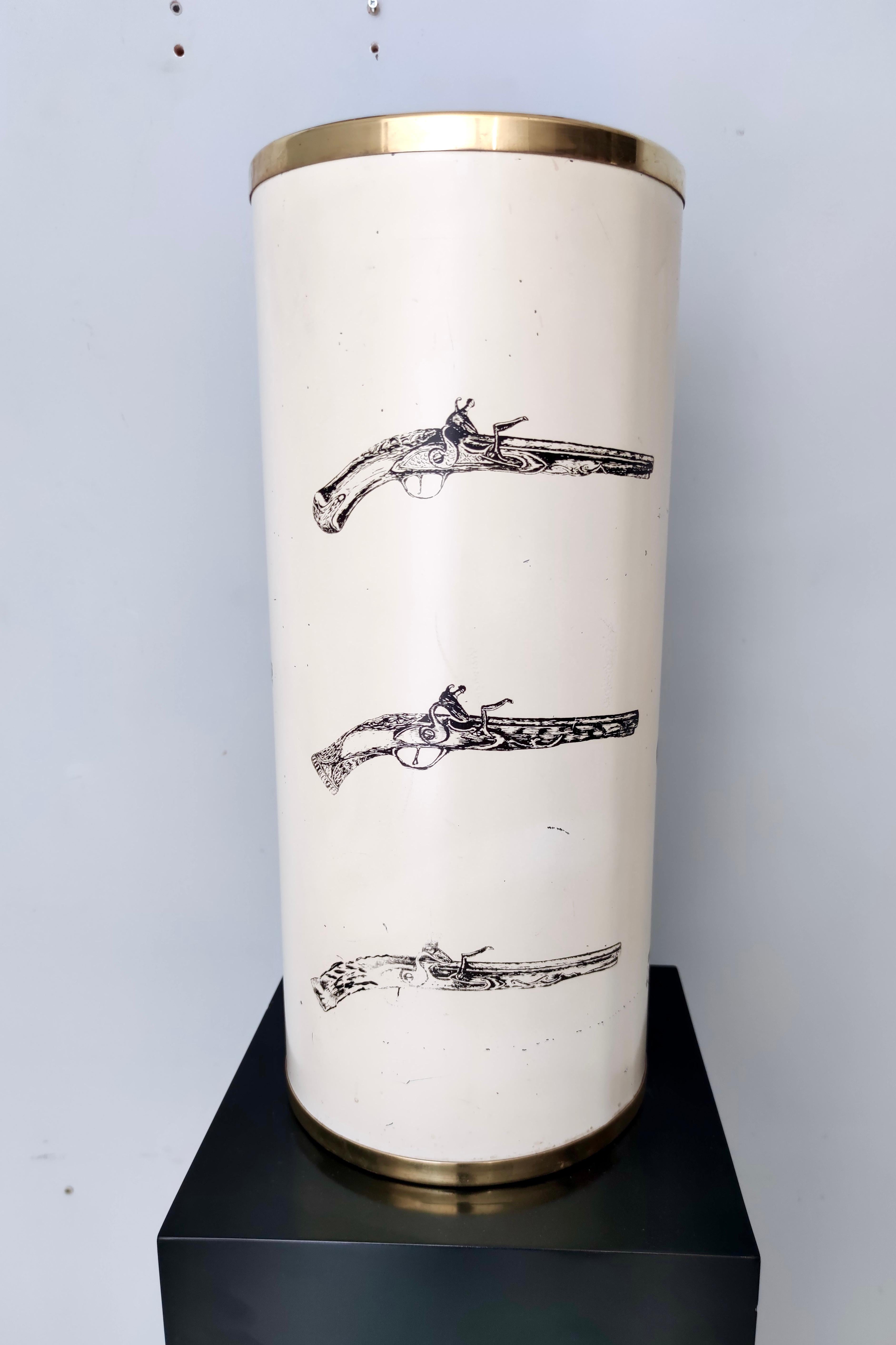 Vintage Beige lackiertem Metall und Messing Umbrella Stand Fornasetti zugeschrieben (Moderne der Mitte des Jahrhunderts) im Angebot