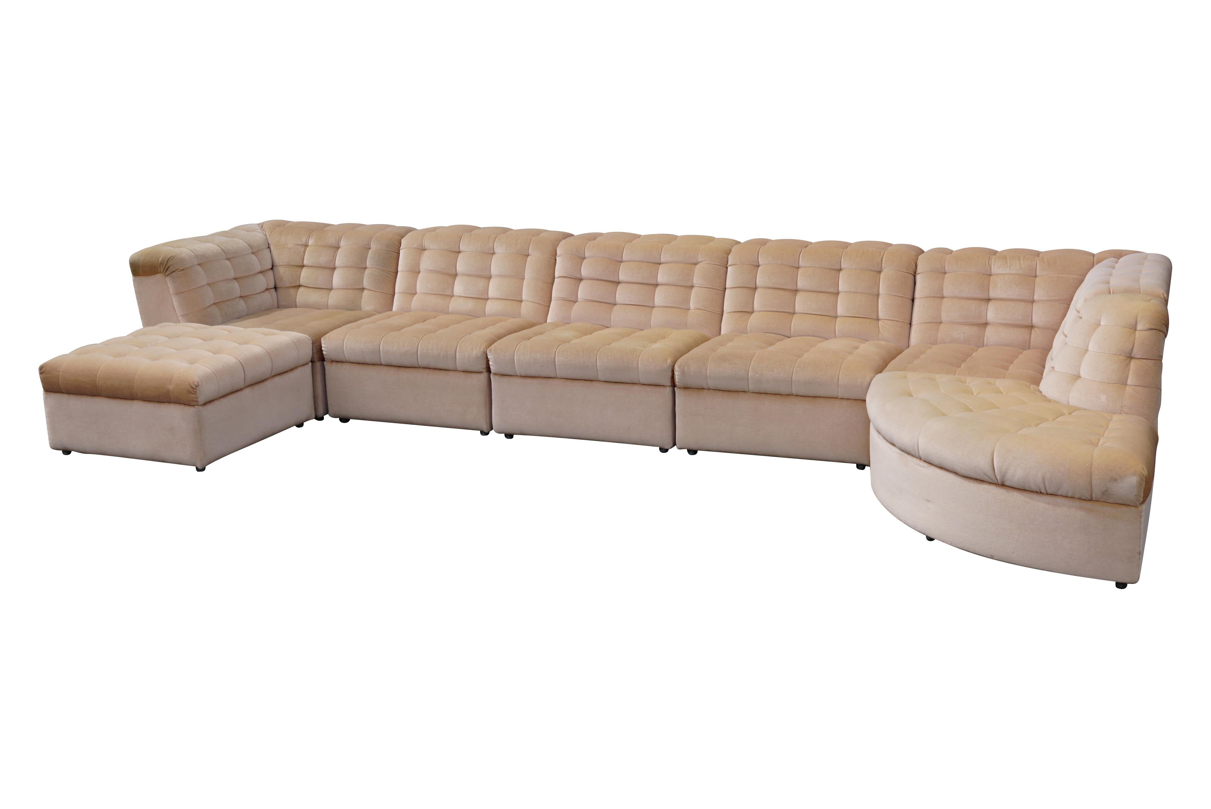 Questo divano componibile vintage è stato prodotto da Laauser in Germania intorno agli anni Settanta. Il tessuto è di velluto e ha un bel colore simile al beige con sfumature diverse a seconda della luce. È molto comodo e il tessuto è morbido al