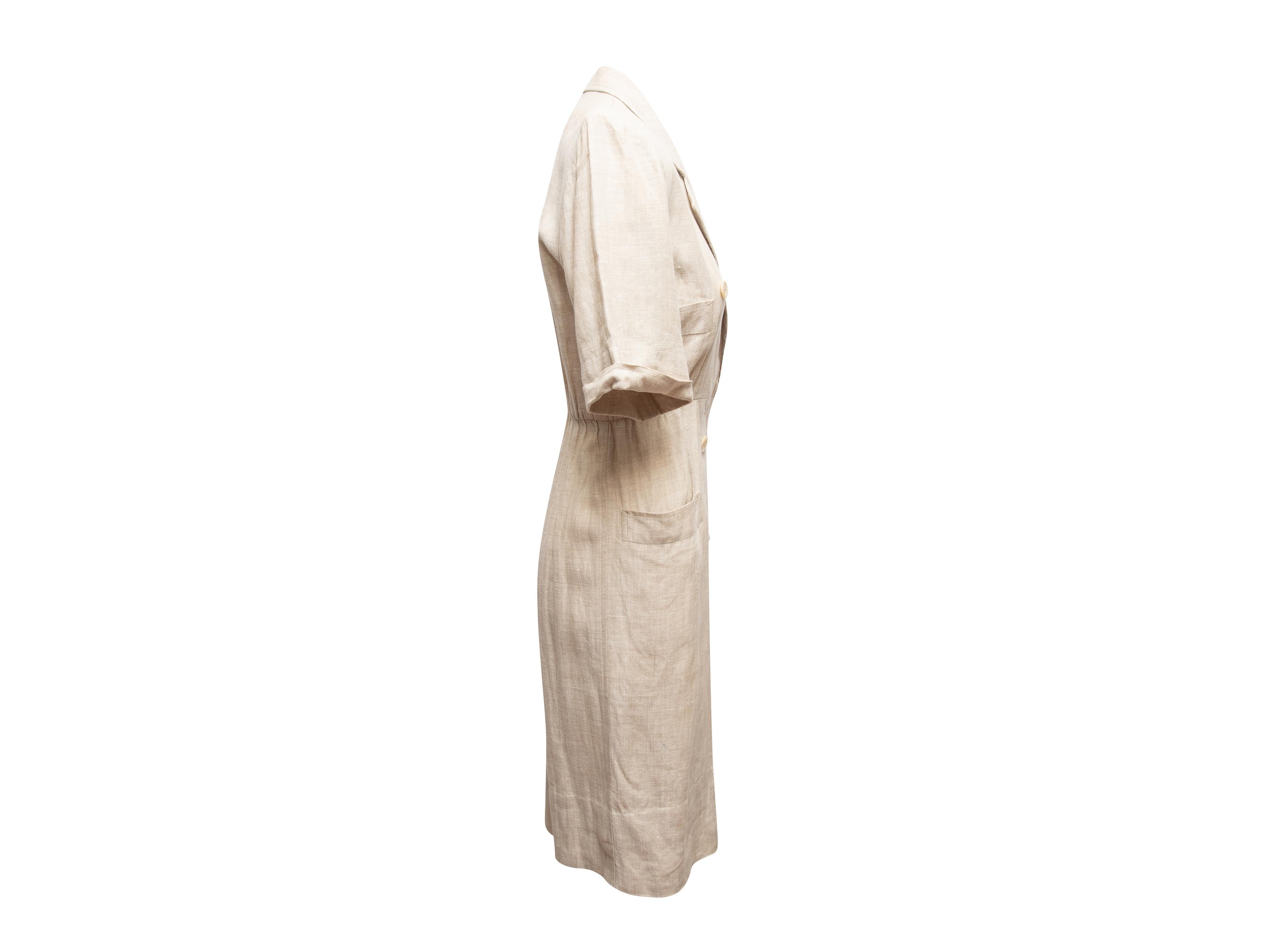 Beigefarbenes zweireihiges Leinenkleid von Yves Saint Laurent Variation. Ca. 1990er Jahre. Gekerbter Kragen. Kurze Ärmel. Vier aufgesetzte Taschen. Knopfverschlüsse vorne. Designer Größe 36. 34