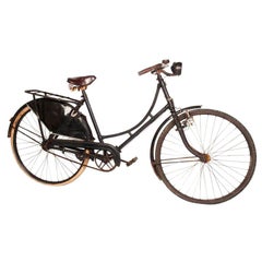 Vintage - Belgique - Bicyclette avec jupe de garde-robe