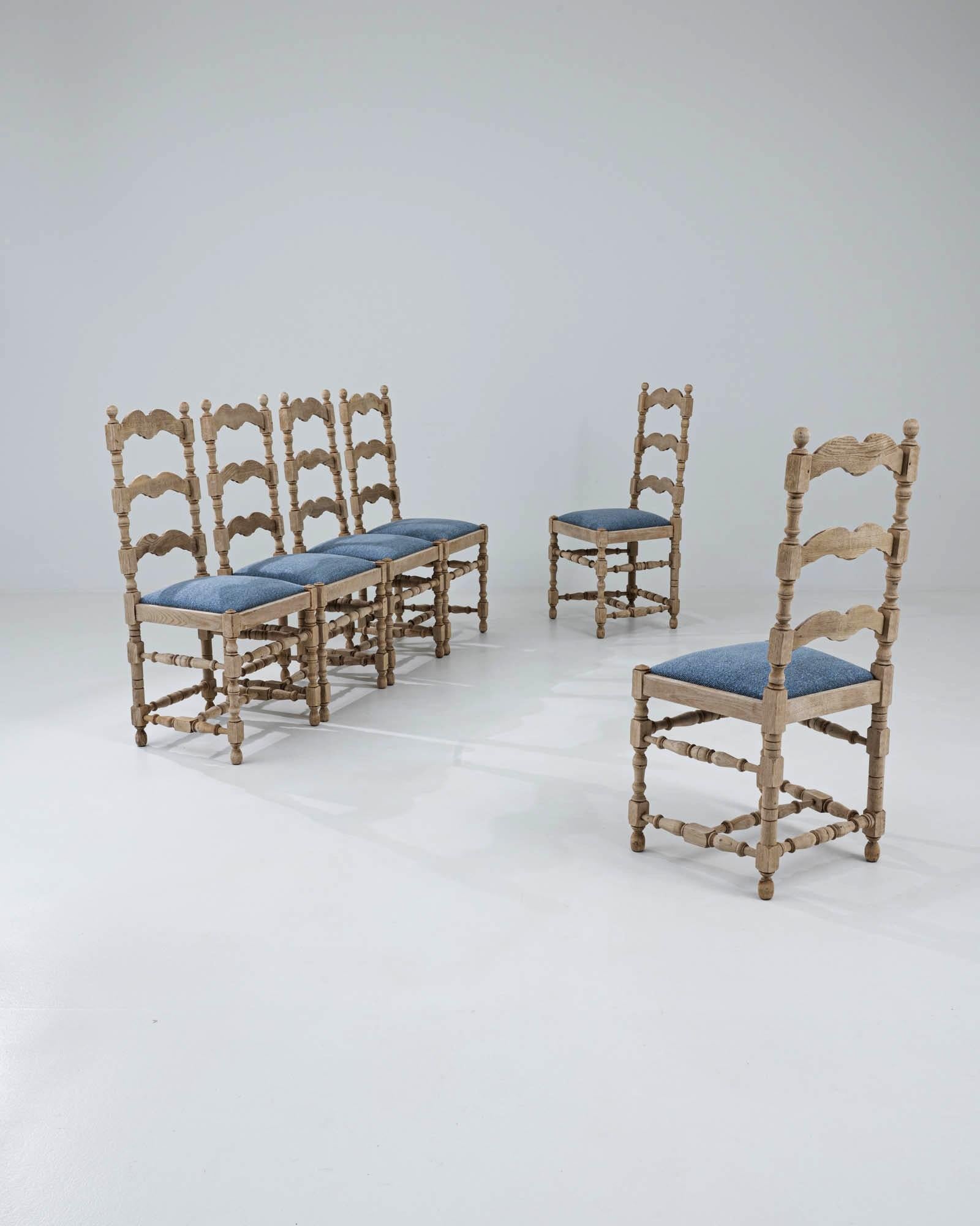 Die Silhouette eines Bauernhauses und die erfrischende Farbpalette verleihen diesem Set aus Vintage-Holzstühlen einen einzigartigen Charme. Die im 20. Jahrhundert in Belgien gefertigten, geschwungenen Rückenlehnen verleihen dem Stuhl eine schlichte,