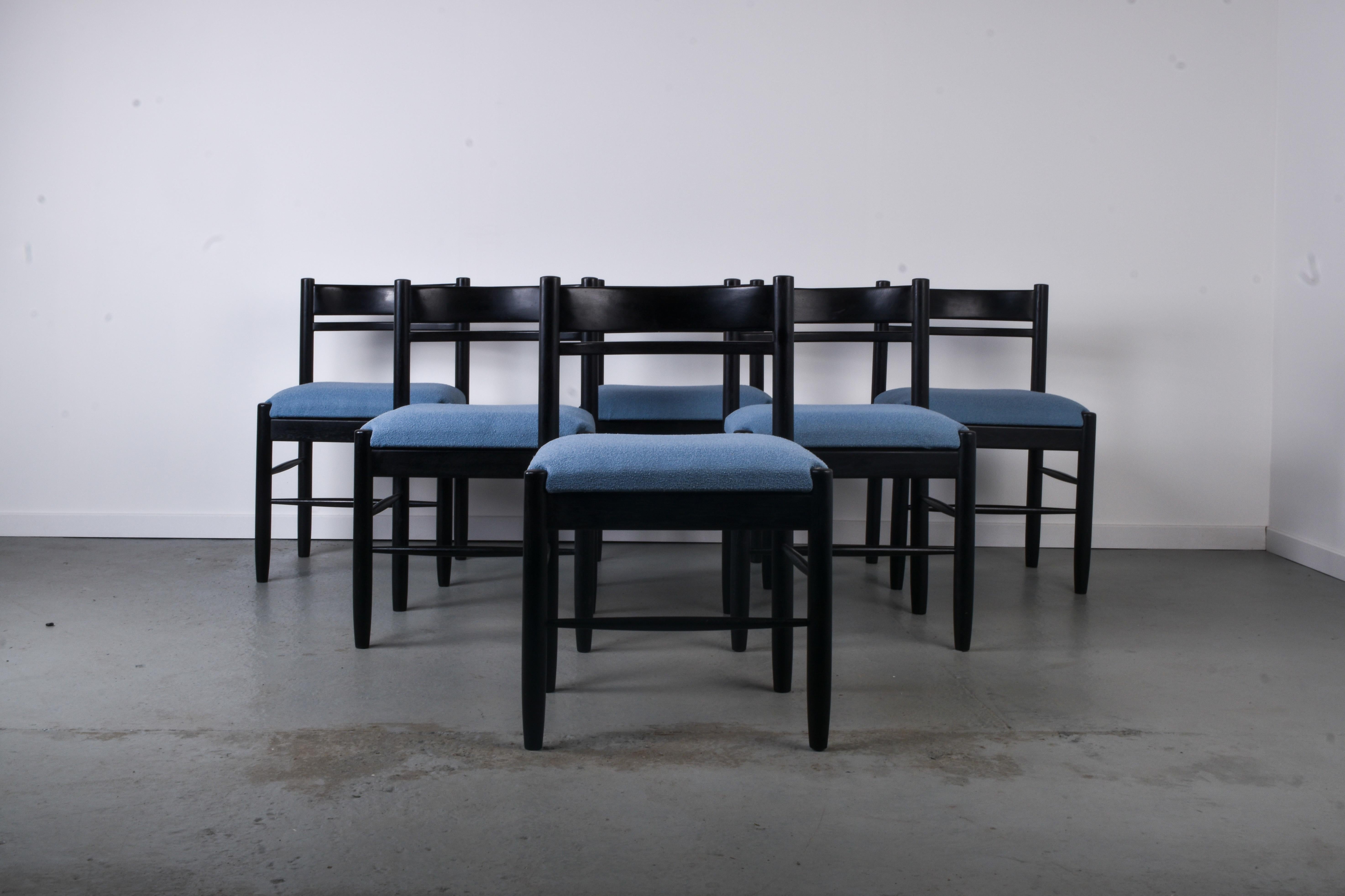 Satz von 6 Esszimmerstühlen aus schwarzer Eiche aus den 1970er Jahren. Der Sitz wurde mit einem hellblauen Bouclé-Stoff neu gepolstert.

Die Sitze sind neu gepolstert, die Rahmen sind in gutem Zustand, weisen aber einige Gebrauchsspuren auf.
Die