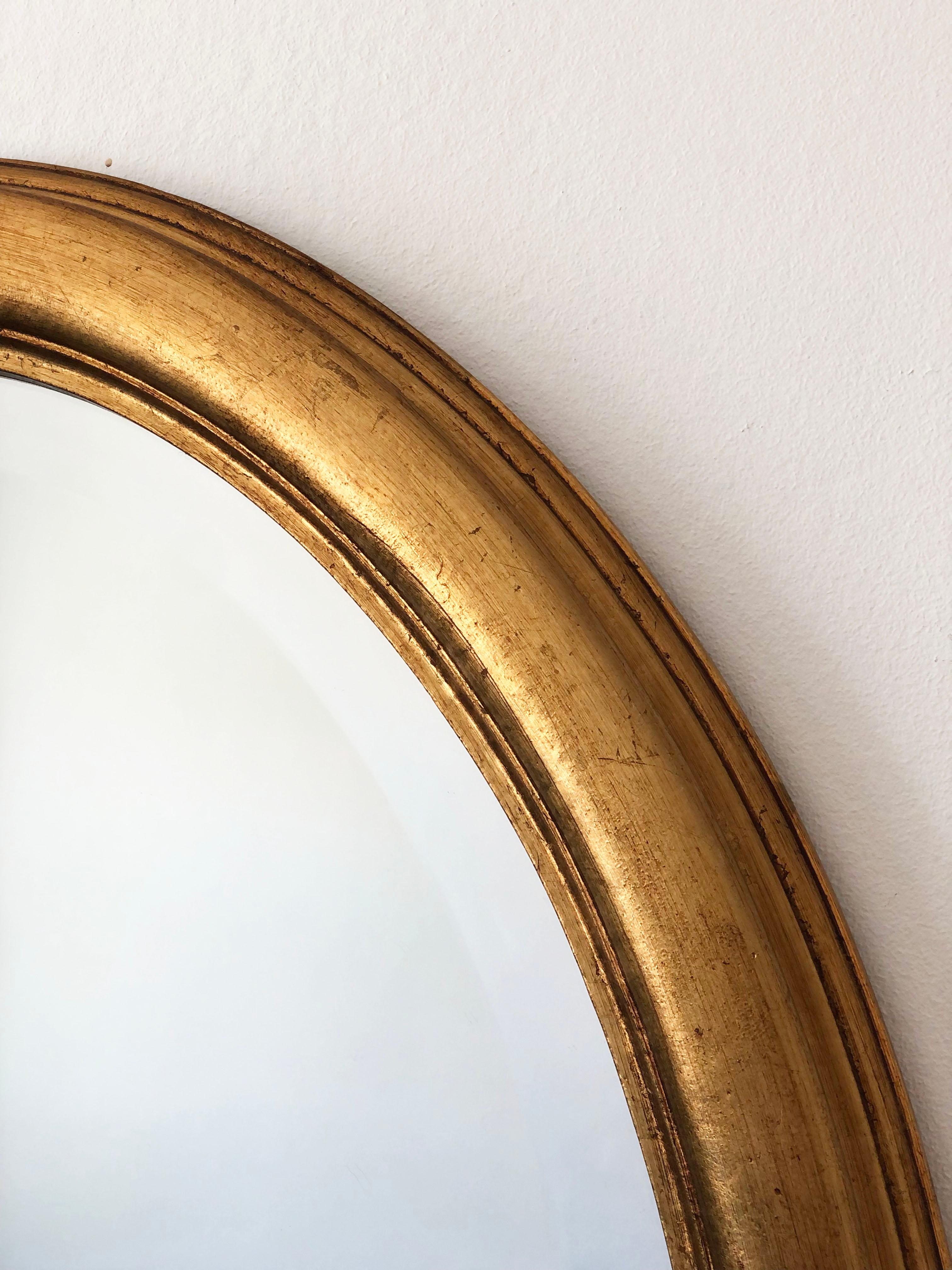Hollywood Regency Miroir ovale en bois doré en vente