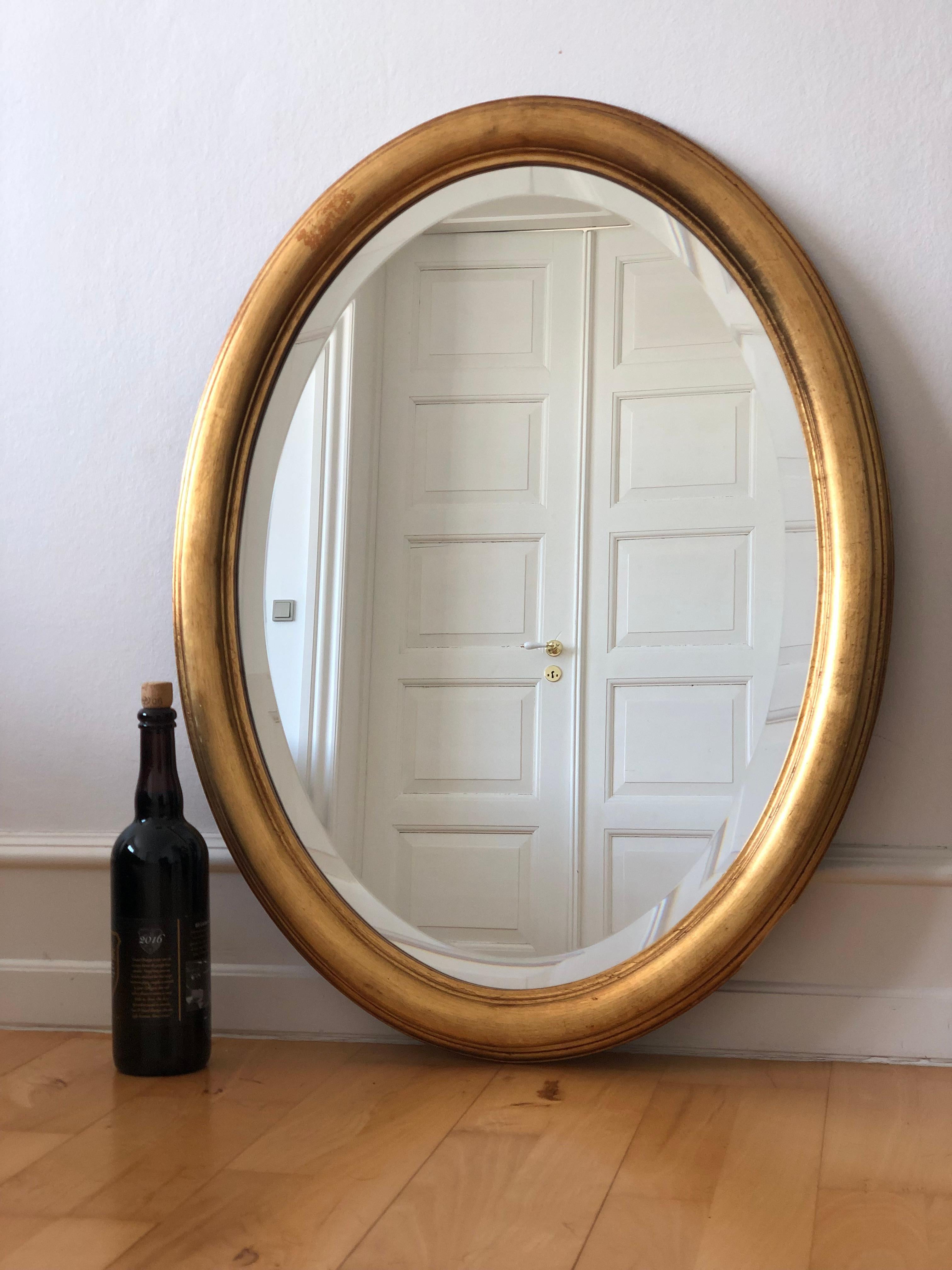 Doré Miroir ovale en bois doré en vente