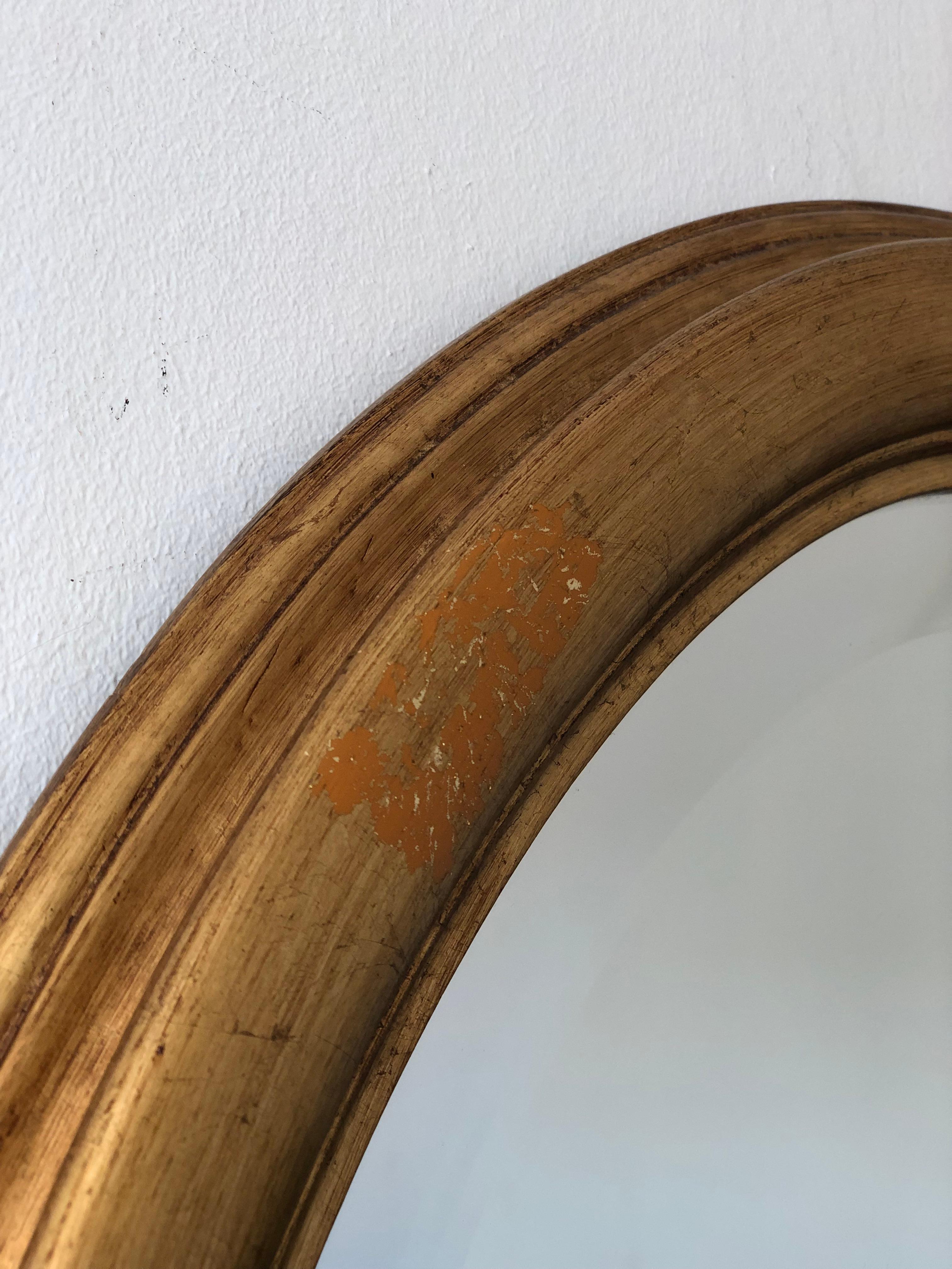 20ième siècle Miroir ovale en bois doré en vente