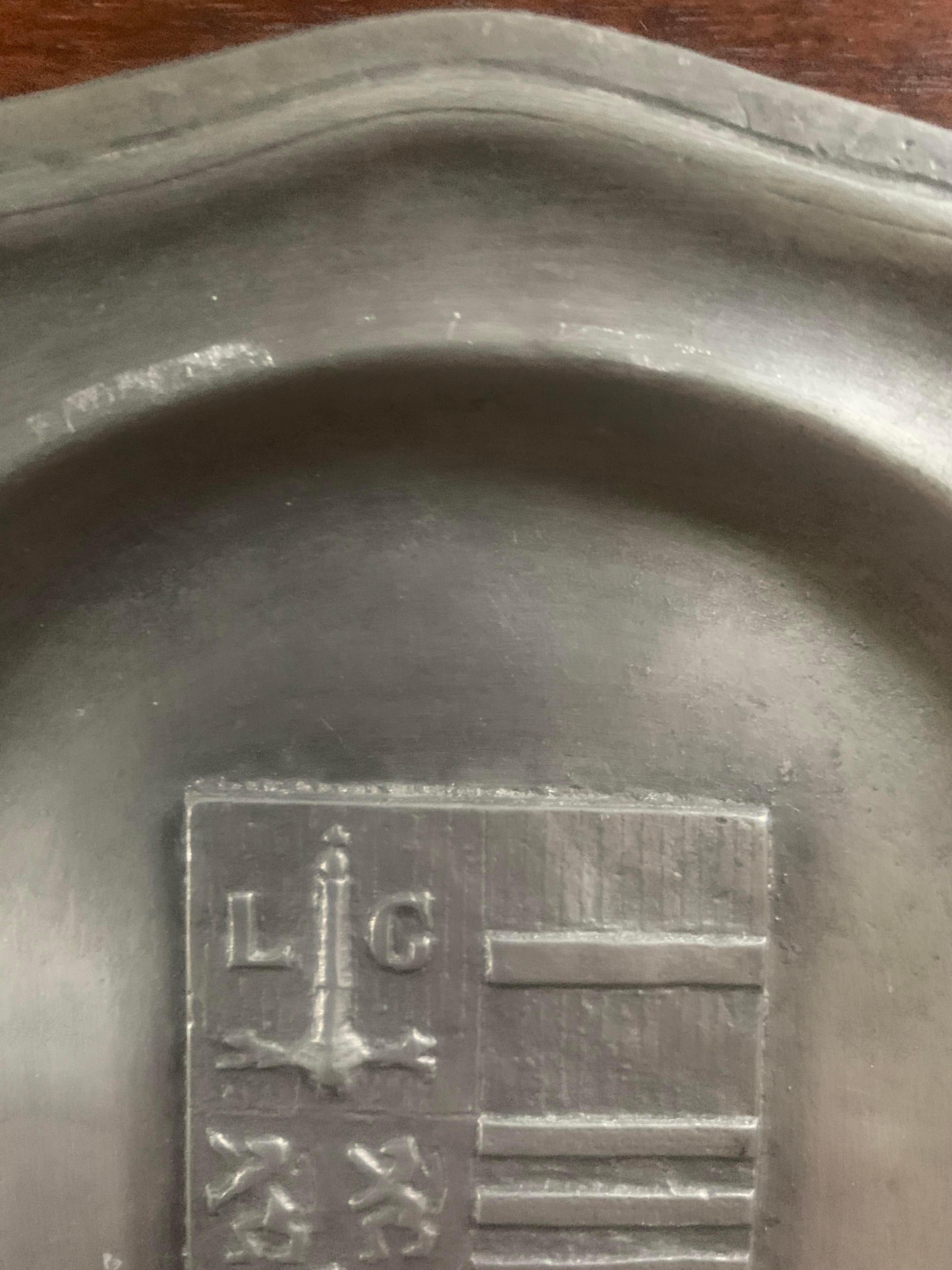 Vintage Belgian Pewter Wall Plate From Liege In Good Condition For Sale In Elkhart, IN
