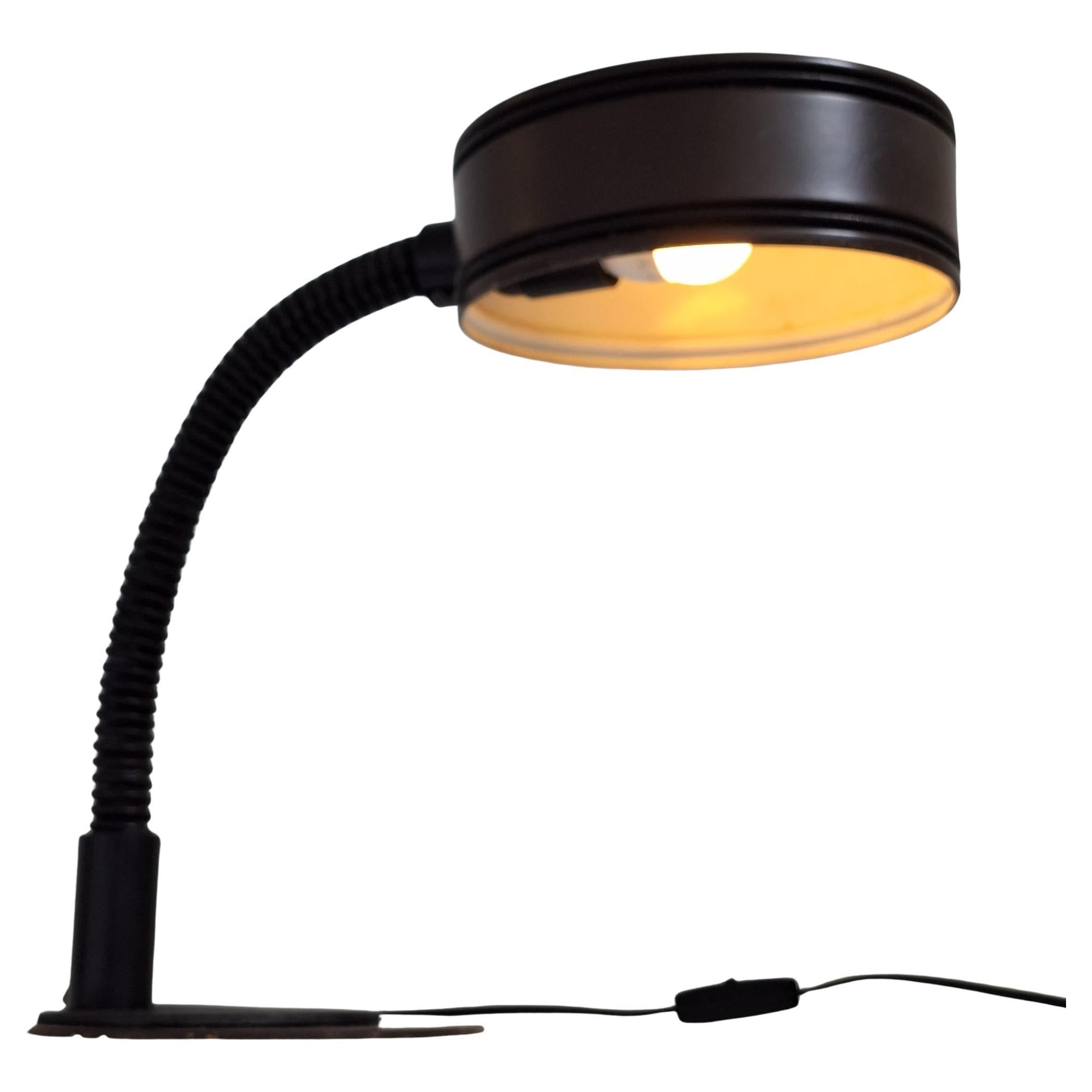 Lampada da scrivania di metà secolo progettata da massive lighting in metallo laccato marrone e nero.

Facile da regolare in altezza e direzione grazie al collo di cigno.

H. 50 cm, diametro base 40, diametro paralume 20 cm.