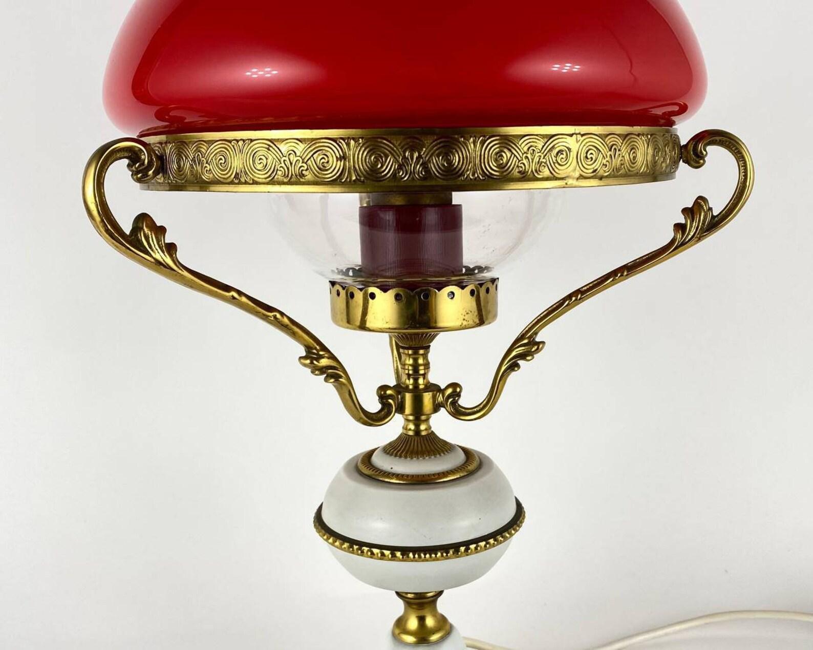 Néoclassique Lampe de bureau belge vintage avec abat-jour en bronze doré et verre rouge, 1970 en vente