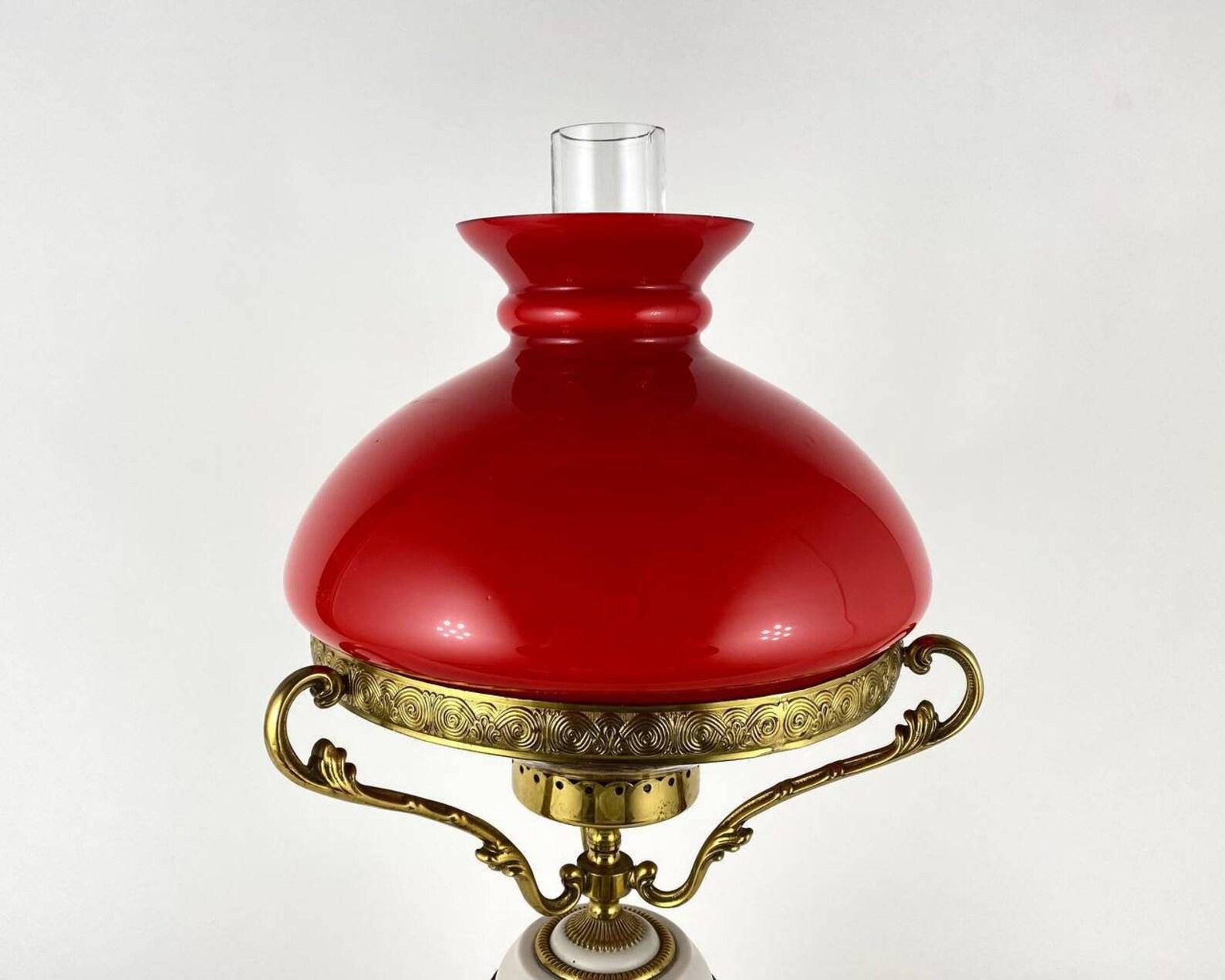 Belga Lampada da tavolo belga vintage con paralume in bronzo dorato e vetro rosso, anni '70 in vendita