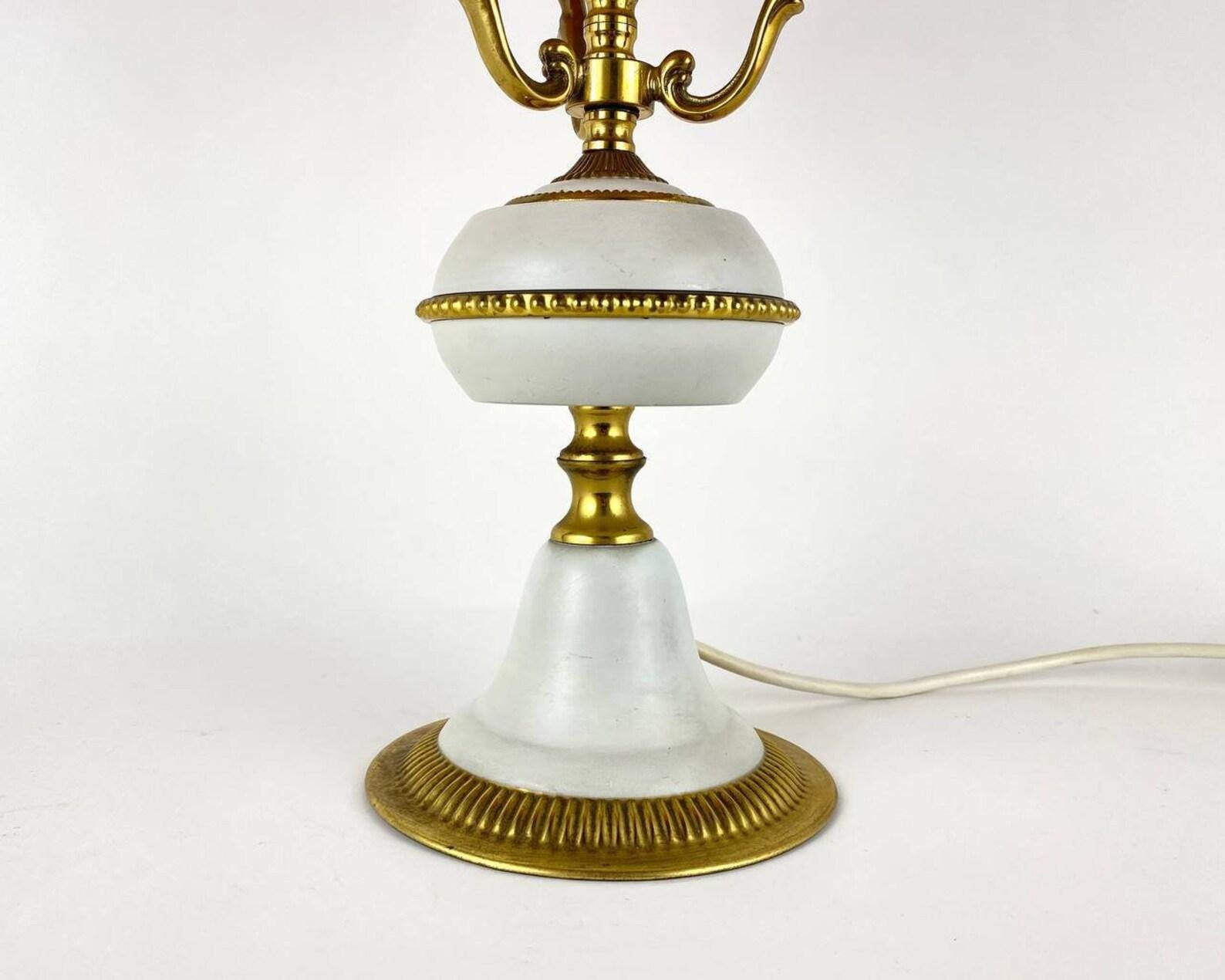Vintage Belgian Table Lamp with Gilt Bronze and Red Glass Lampshade Lamp, 1970s In Good Condition For Sale In Bastogne, BE