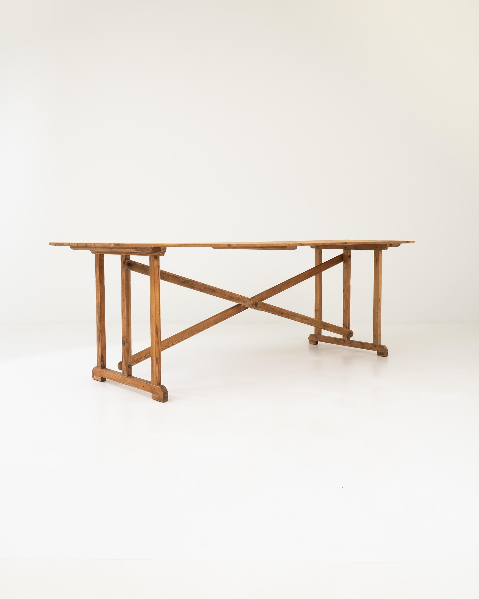 Made in Belgium in the mid-20th century, this utilitarian console wears a vintage charm, acquired through its years of service. The prominent framework of this humble wooden stand creates an impact through its authentic materiality, and geometric