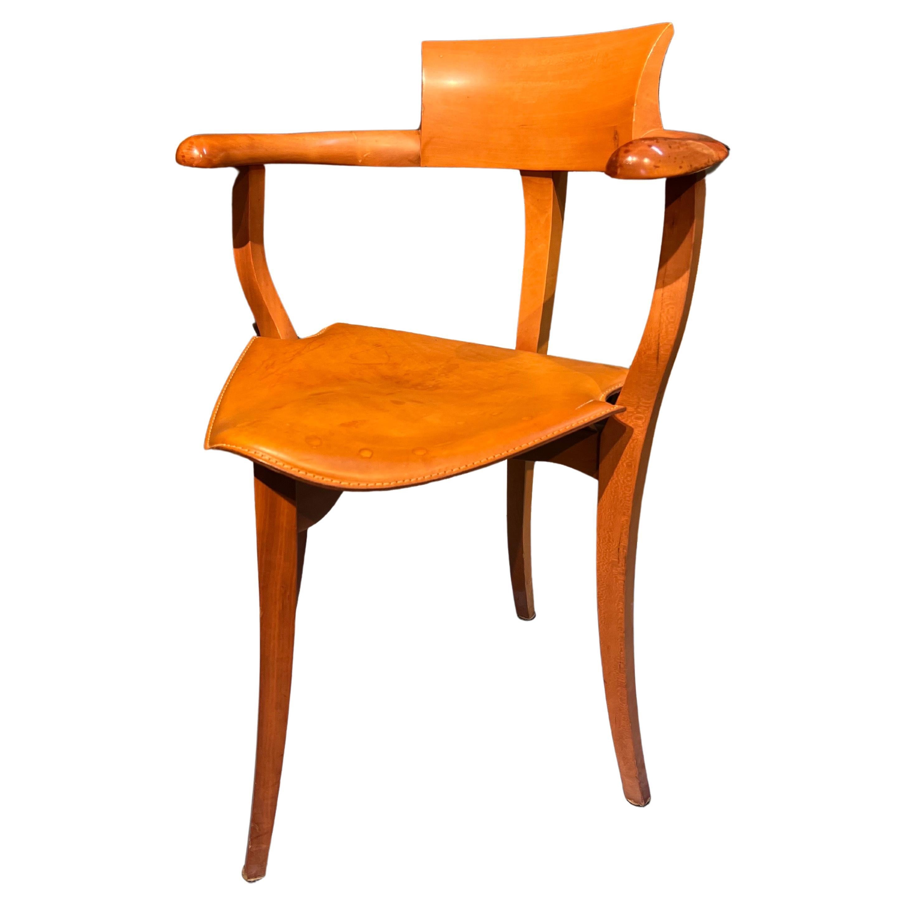 Chaise d'appoint belge vintage sculptée à la main avec assise en cuir 