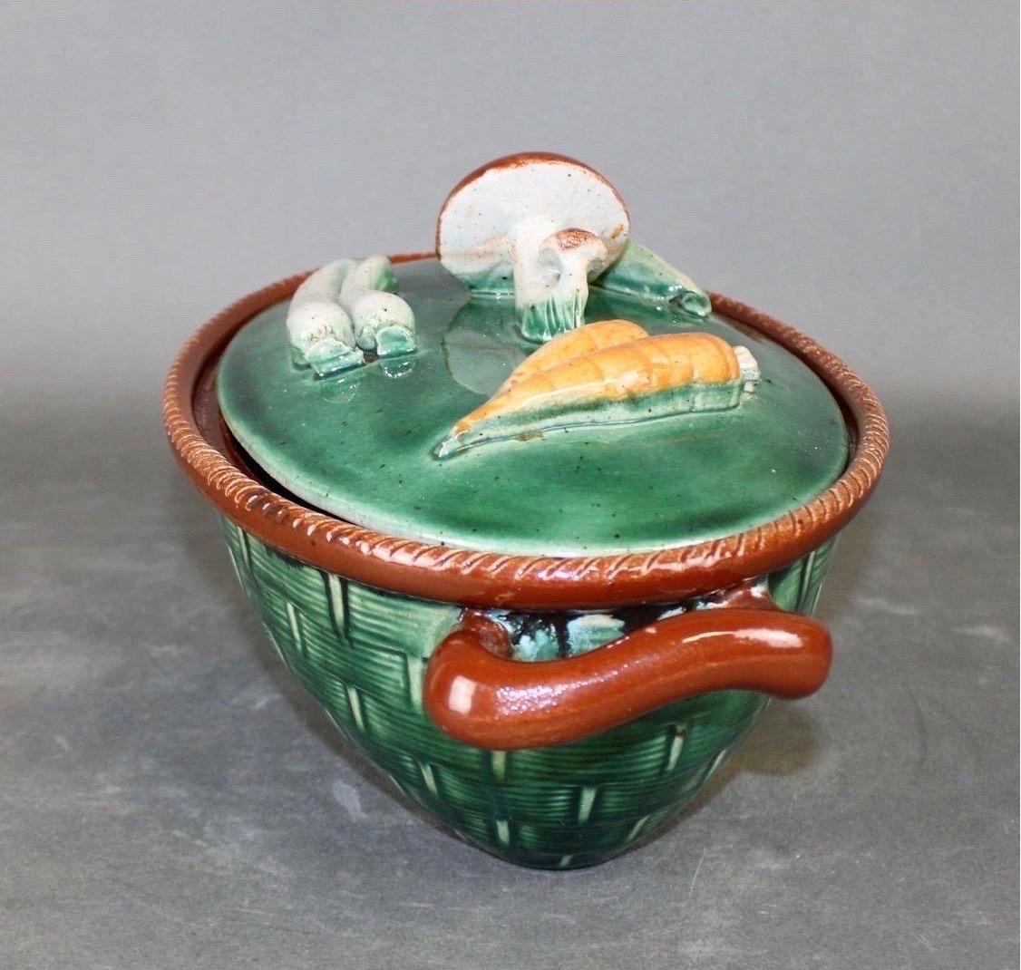 Cazuela de cerámica con tapa de mayólica belga vintage  - Motivo seta mediados del siglo XX en venta