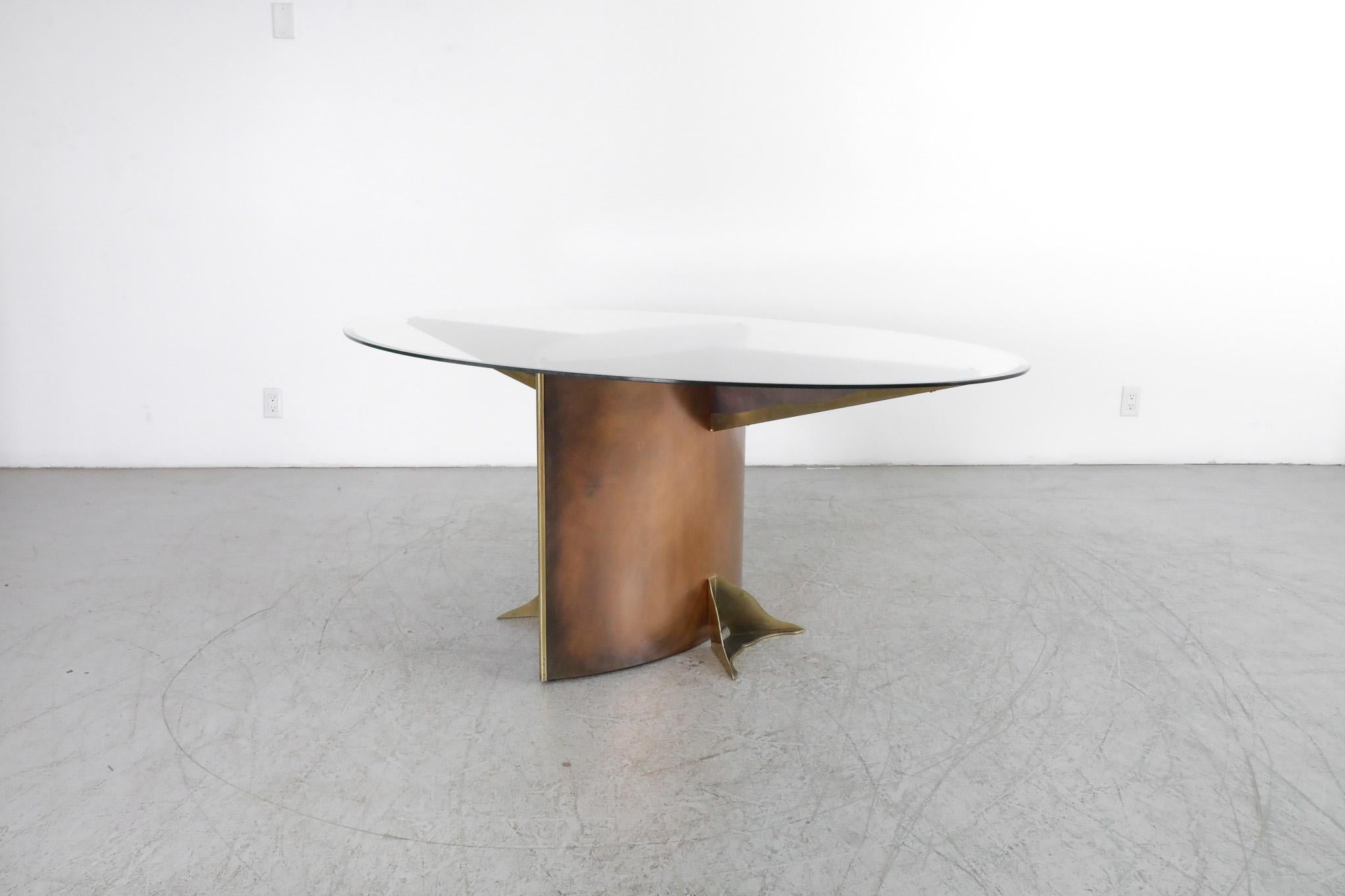 Mid-Century Modern Table de salle à manger Belgo Chrom vintage en métal et laiton avec plateau en verre en vente