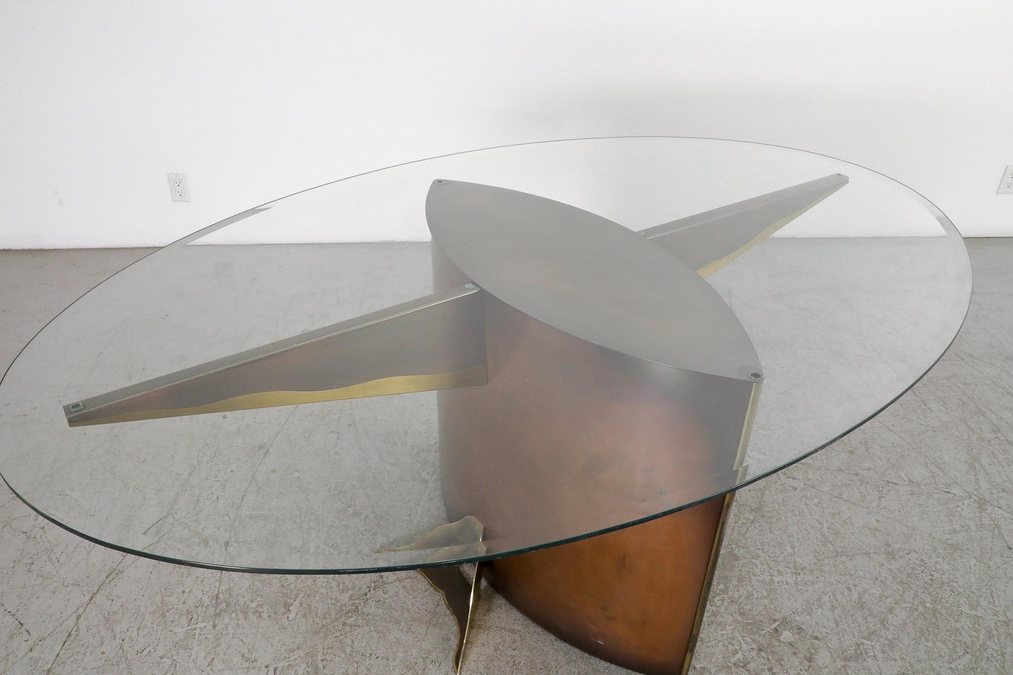 Milieu du XXe siècle Table de salle à manger Belgo Chrom vintage en métal et laiton avec plateau en verre en vente