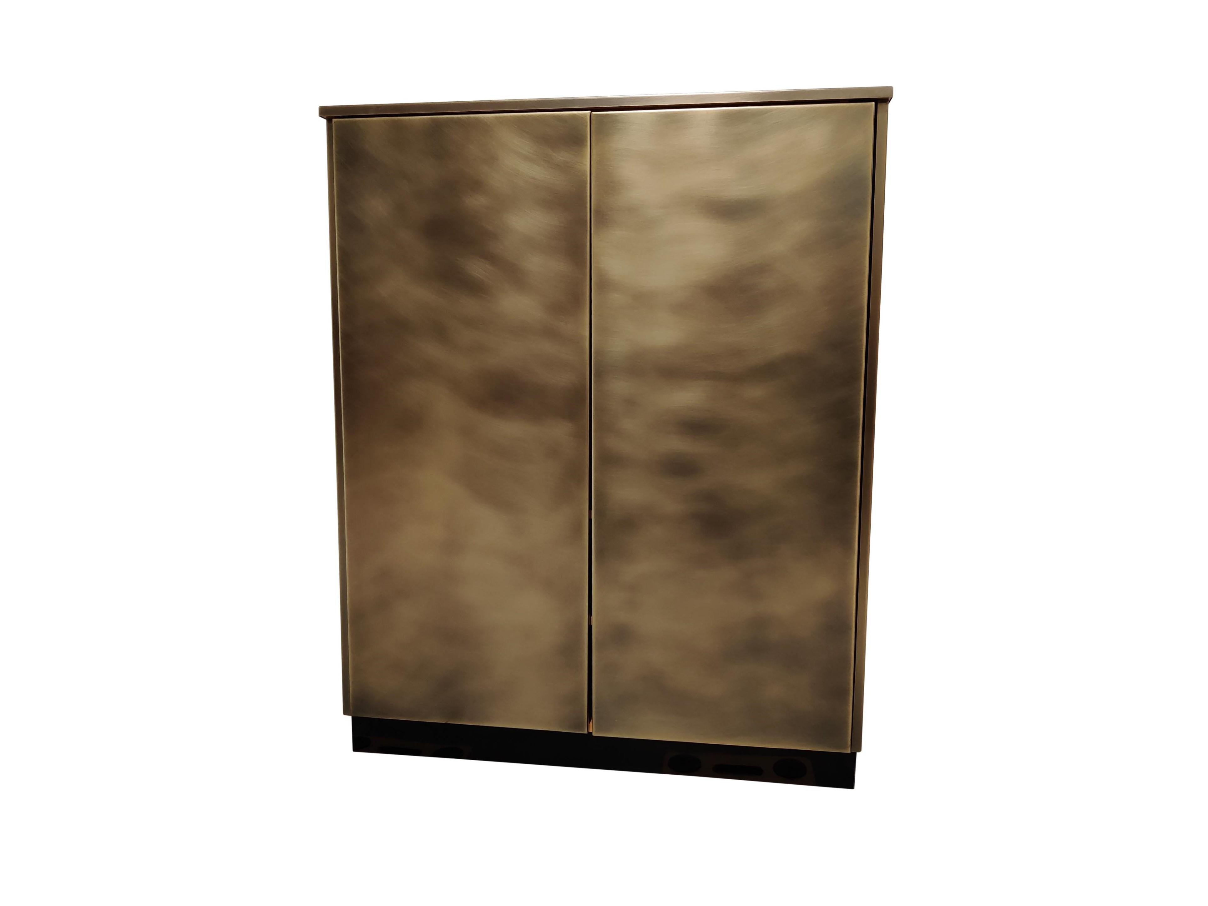 Beautiful brass bar cabinet by Belgochrom.

Glass shelve and mirrors inside. 

Belgochrom used to make high quality furniture that was sold in high end furniture shops all around Belgium. They went bust in 2011.

This cabinet dates from the