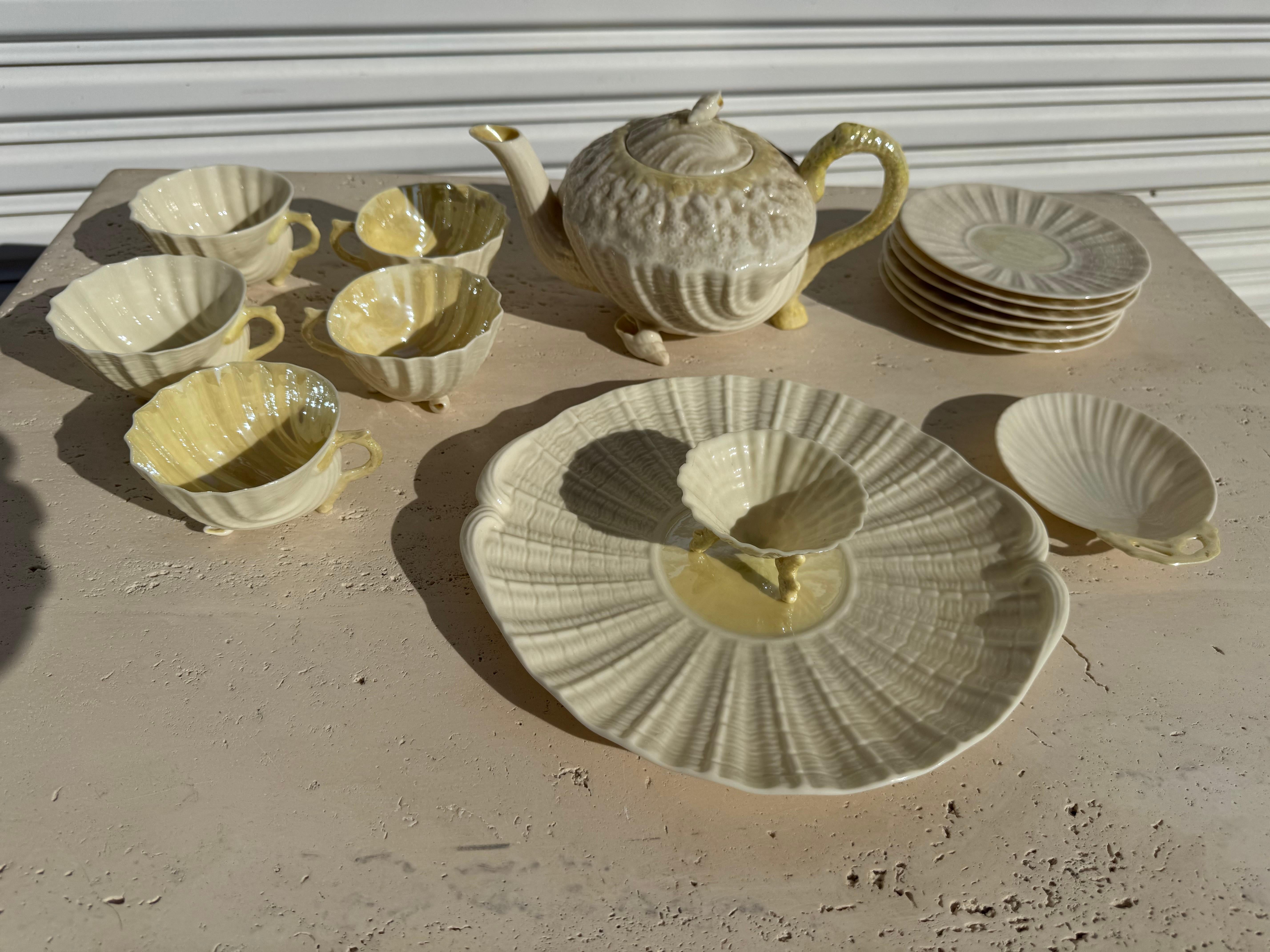 Milieu du XXe siècle Service à thé vintage Belleek 15 pièces NEPTUNE en vente