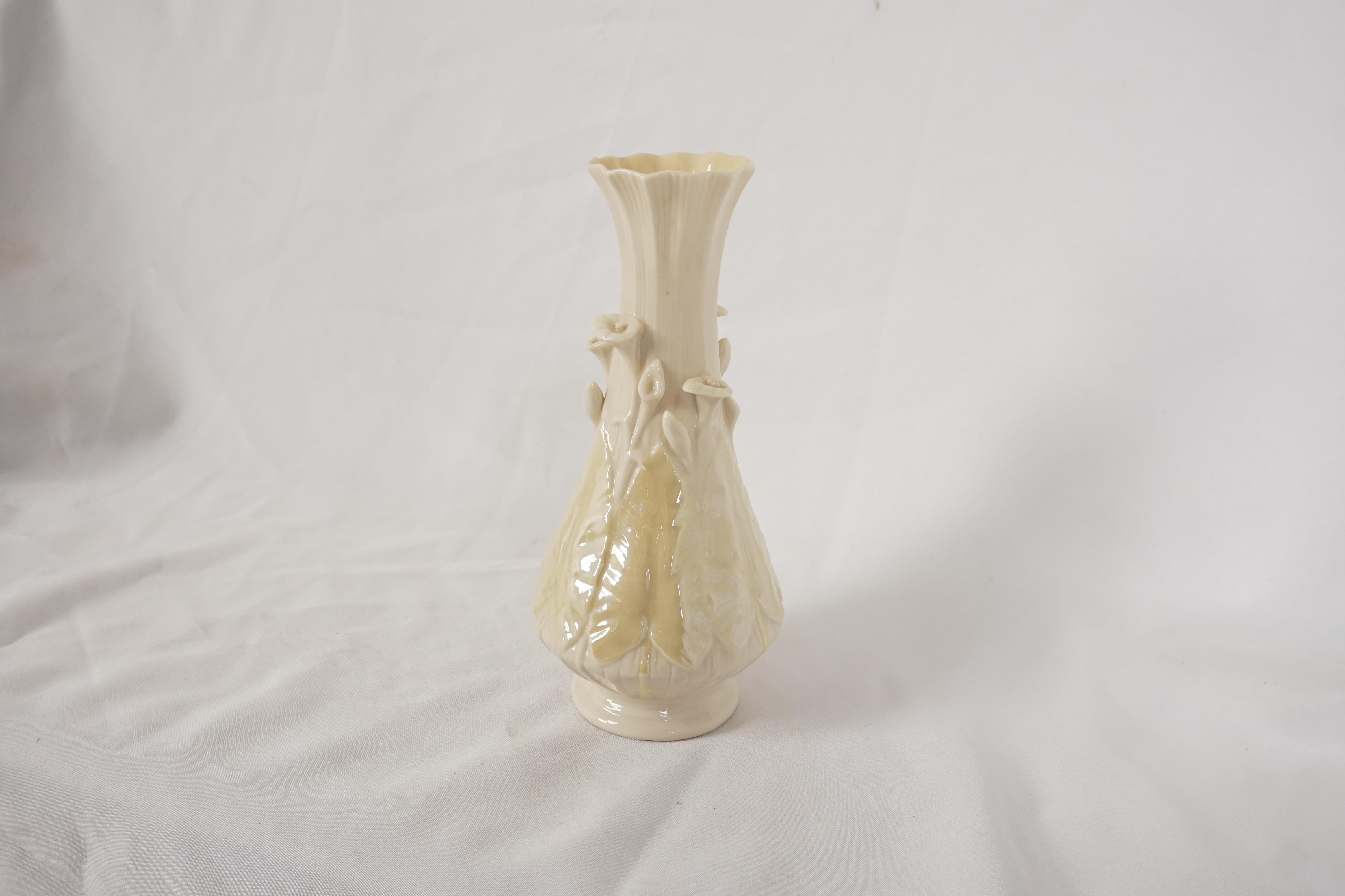 Vintage Belleek vase, 3D lily leaf, ivory green 6th Mark Giftware, Ireland 1950, B16

Ireland 1950
Model 6th Mark Giftware
Ceramic
In very good condition
No cracks or chips

B16

Measures: 5