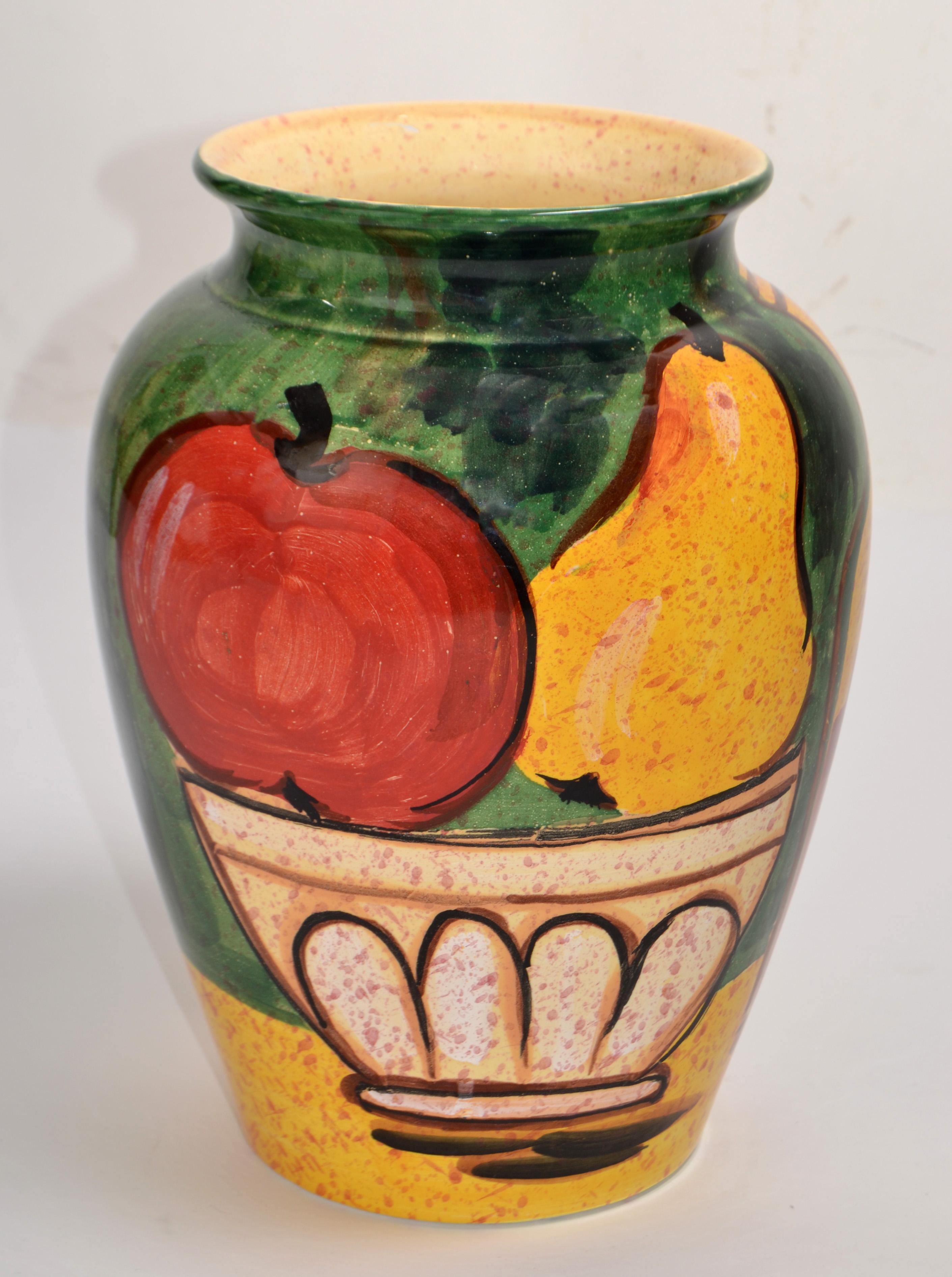 Vase vintage italien en céramique peint à la main, nature morte, fruits dans un panier, des années 1980, par Bellini Studio.
Représentation d'une pomme et d'une poire dans un panier, très colorée et vernissée.
Marque du fabricant à la base, Bellini