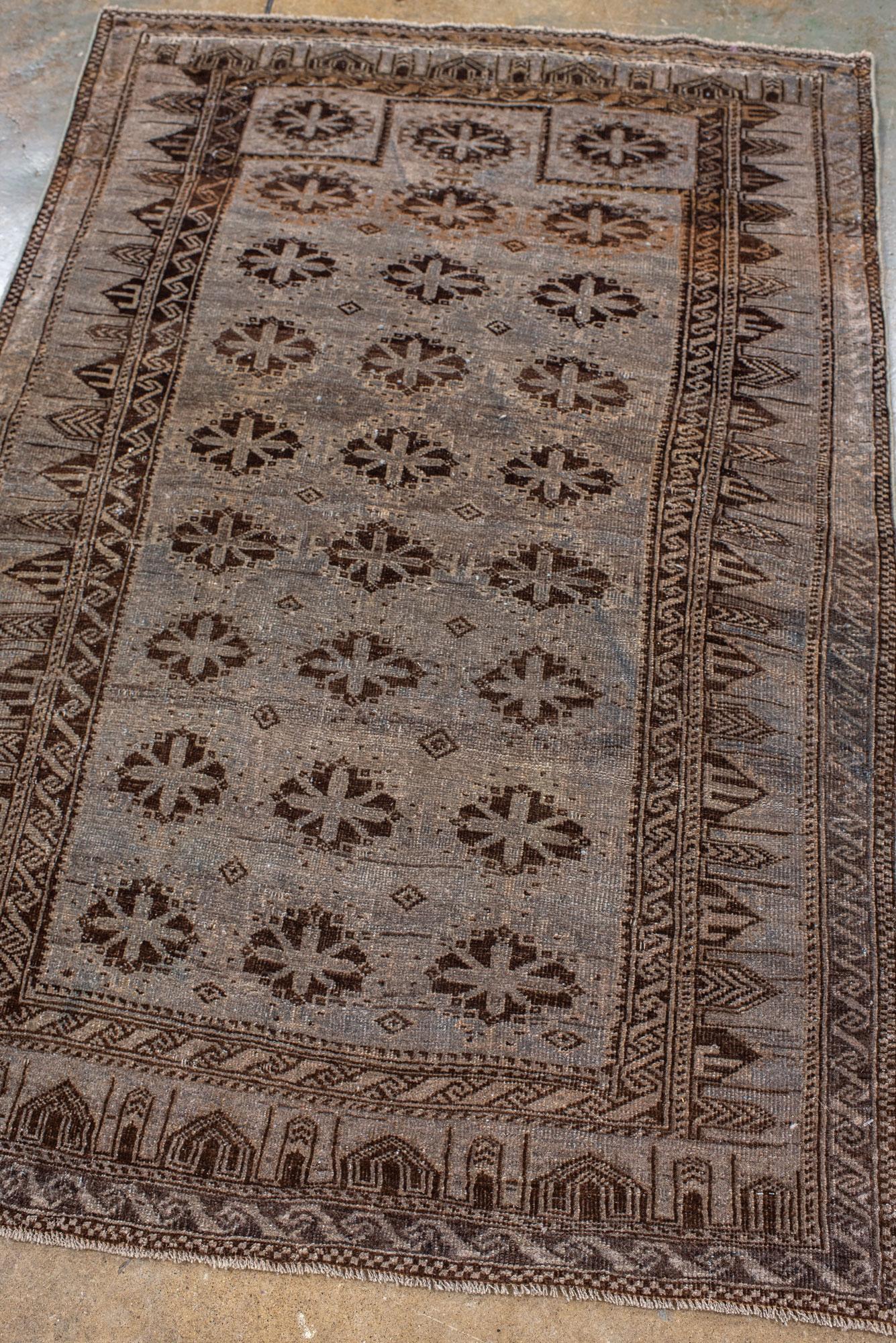 Vintage Belouch Gebetsteppich mit grau-braunem Feld (Afghanisch) im Angebot