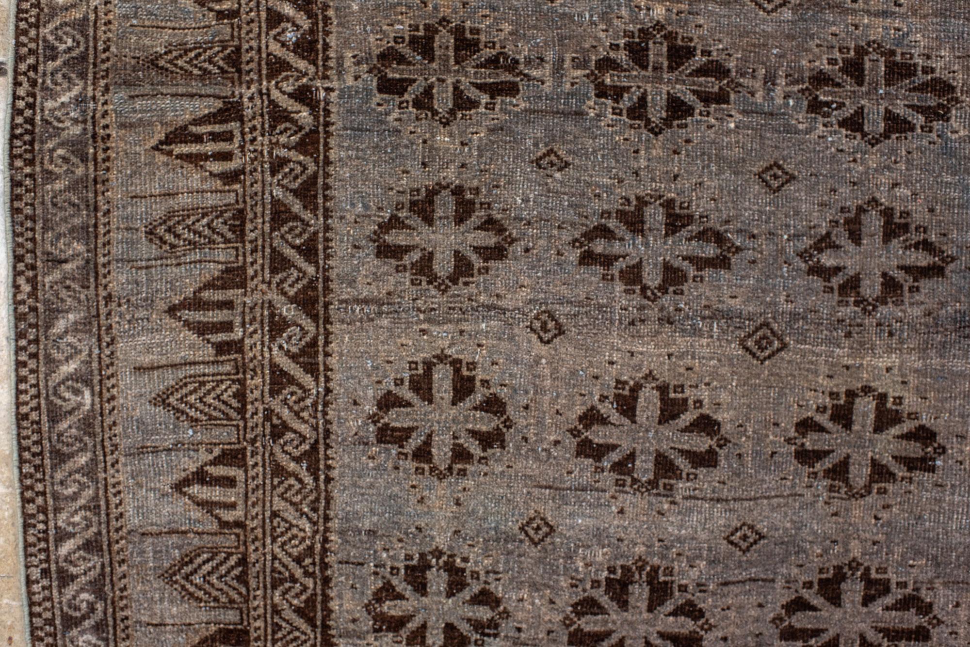Vintage Belouch Gebetsteppich mit grau-braunem Feld im Zustand „Gut“ im Angebot in New York, NY