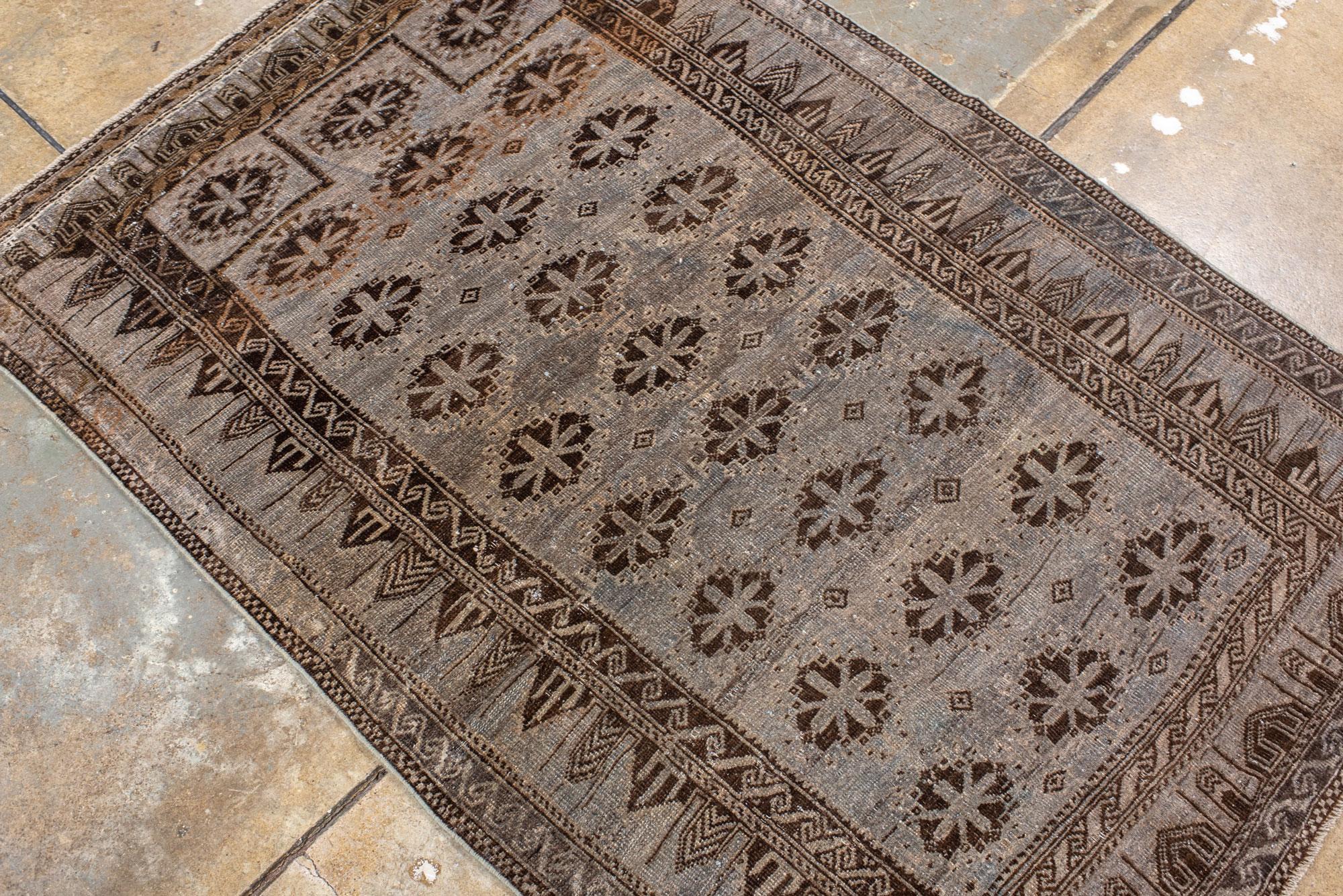 Vintage Belouch Gebetsteppich mit grau-braunem Feld im Angebot 1