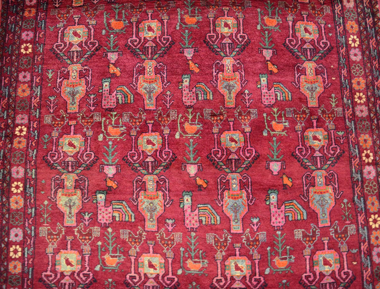 Dieser alte Belouch-Perserteppich um 1940 aus reinem Handspinnstoff und organischen Pflanzenfarben zeigt ein Nakhsh-e Samovari- oder Allover-Samovar-Muster mit exotischen Vögeln und floralen Motiven. Belouch-Teppiche sind für ihre leuchtenden Farben