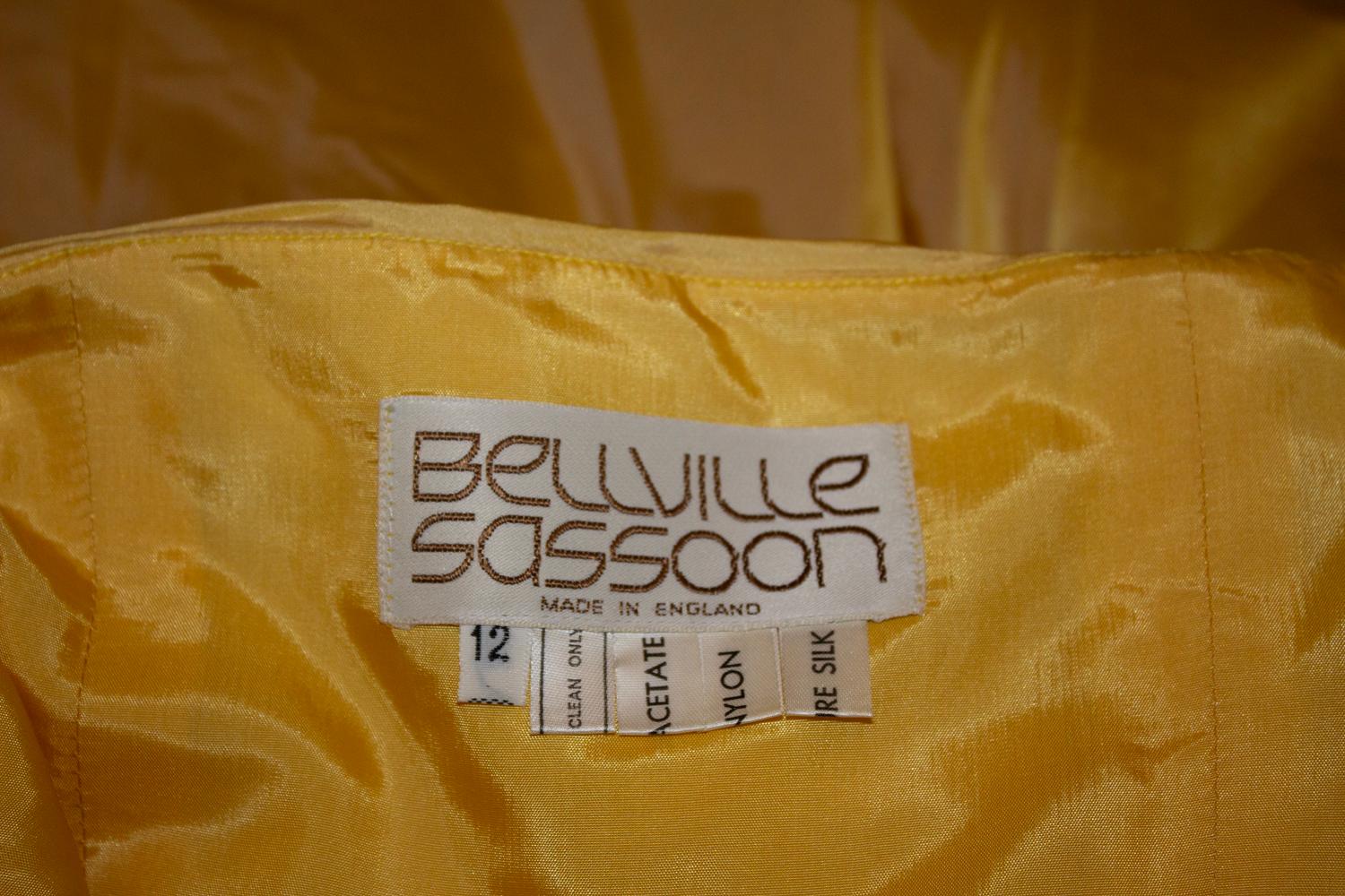  Robe de soirée vintage en soie de Belville Sassoon. La robe est faite d'une magnifique soie, dans une belle teinte jaune. Can est sans bretelles, mais des bretelles pourraient facilement être ajoutées et a une ouverture de côté sip. 
La robe