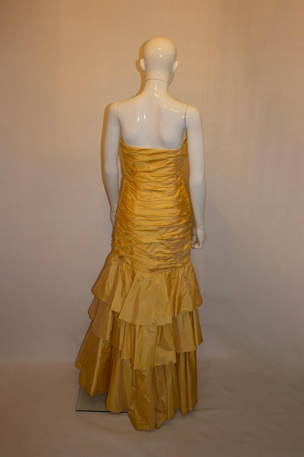 Jaune Vintage Belville Sassoon Robe en soie jaune en vente
