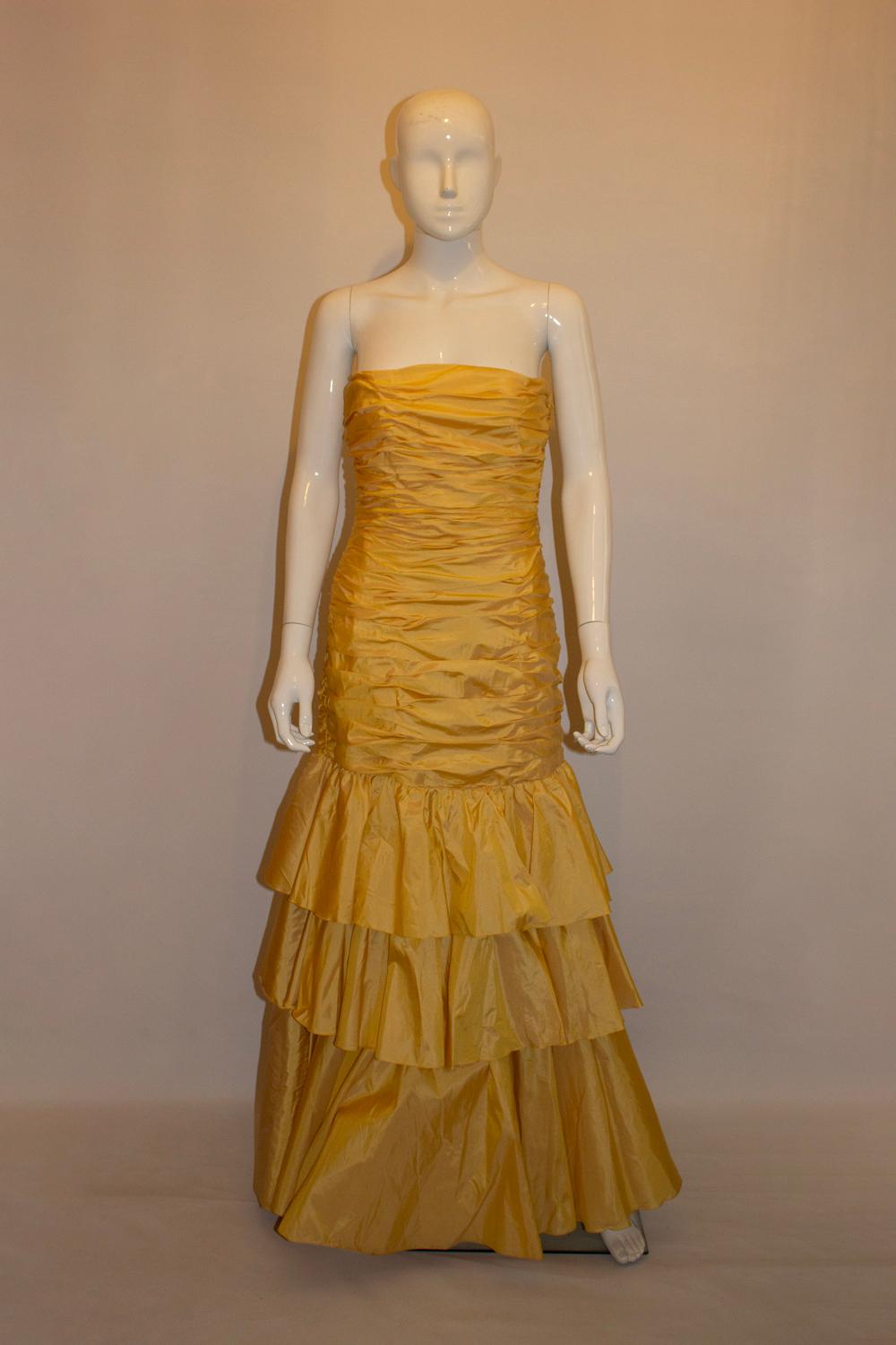 Vintage Belville Sassoon Robe en soie jaune Pour femmes en vente